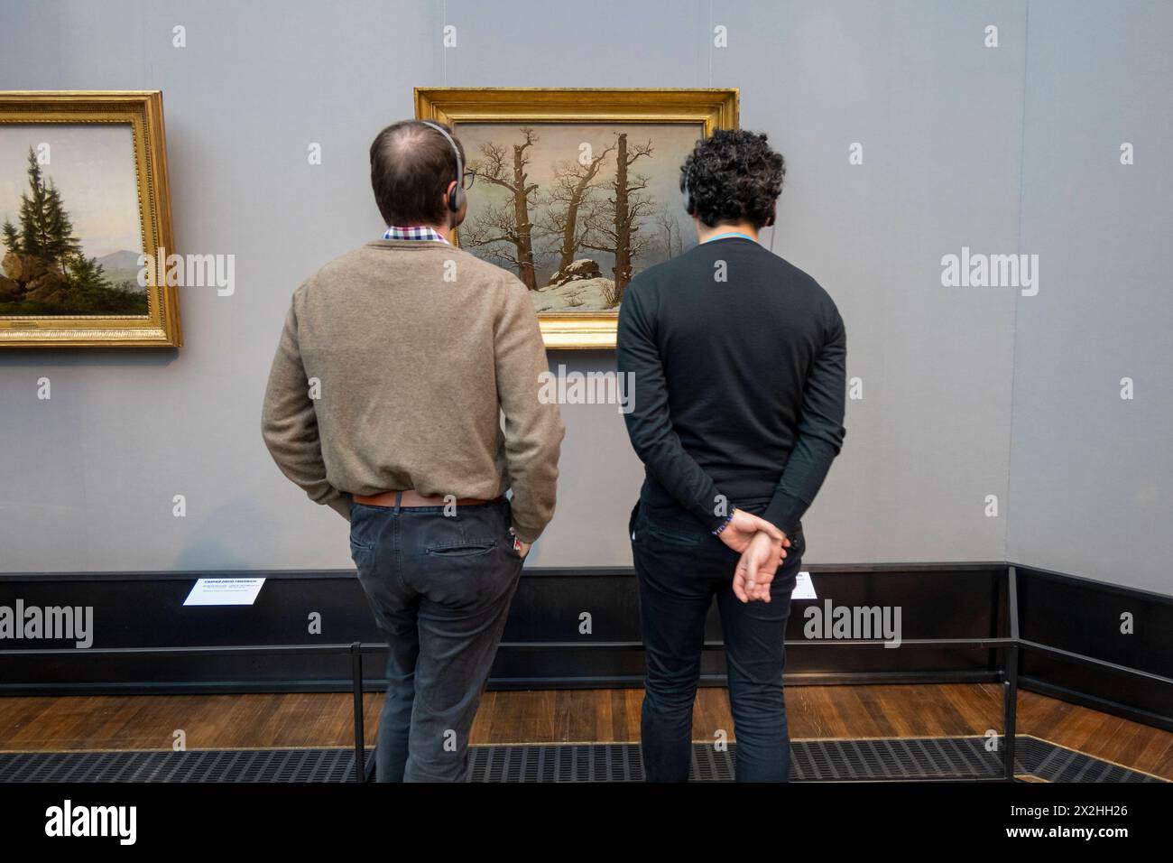 Zwei Besucher vor dem Oelgemaelde Huenengrab im Schnee der Galerie Neue Meister Dresden, Sonderausstellung unendliche Landschaften vom Maler der Romantik Caspar David Friedrich, in der Alten Nationalgalerie, Querformat, AM 19.04.2024 in Berlin Mitte, nur fuer redaktionelle Zwecke, usage éditorial uniquement Alte Nationalgalerie etc - Berlin *** deux visiteurs devant la peinture à l'huile Huenengrab dans la neige de la Galerie Neue Meister Dresde, exposition spéciale paysages infinis du peintre romantique Caspar David Friedrich, dans l'Alte Nationalgalerie, format paysage, le 19 04 2024 à Berlin M Banque D'Images