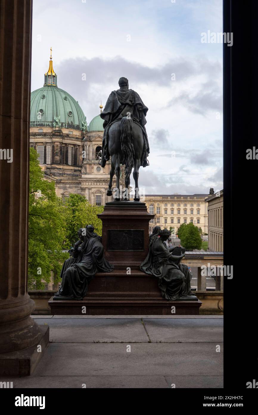 Rueckseite des Reiterstandbilds Koenig Friedrich Wilhelm IV mit Berliner Dom im Hintergrund vom Inneren der Alten Nationalgalerie aufgenommen, Hochformat, AM 19.04.2024 à Berlin Mitte Alte Nationalgalerie etc - Berlin *** dos de la statue équestre du roi Frédéric-Guillaume IV avec la cathédrale de Berlin en arrière-plan prise de l'intérieur de l'ancienne Galerie nationale, format portrait, le 19 04 2024 à Berlin Mitte Old National Gallery etc Berlin Banque D'Images