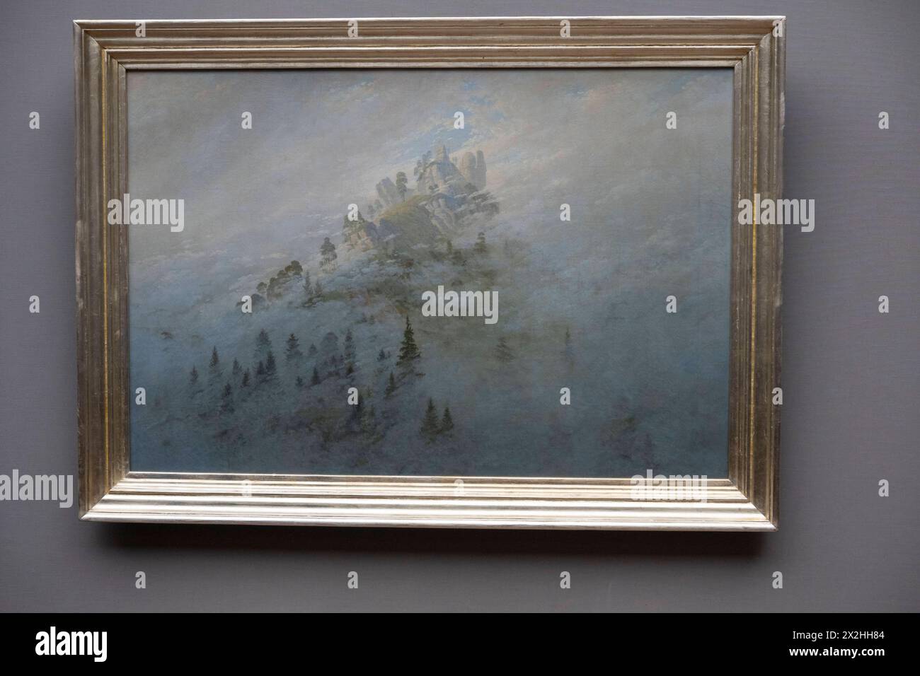 Oelgemaelde Morgennebel im Gebirge des Thueringer Landesmuseum Heidecksburg Rudolstadt, Sonderausstellung unendliche Landschaften vom Maler der Romantik Caspar David Friedrich, in der Alten Nationalgalerie, Querformat, AM 19.04.2024 in Berlin Mitte, nur fuer redaktionelle Zwecke, usage éditorial uniquement Alte Nationalgalerie etc - Berlin *** peinture à l'huile brouillard matinal dans les montagnes du Musée d'État de Thuringe Heidecksburg Rudolstadt, exposition spéciale paysages infinis du peintre romantique Caspar David Friedrich, dans l'Alte Nationalgalerie, format paysage, le 19 04 2024 à Berlin Mitte Banque D'Images