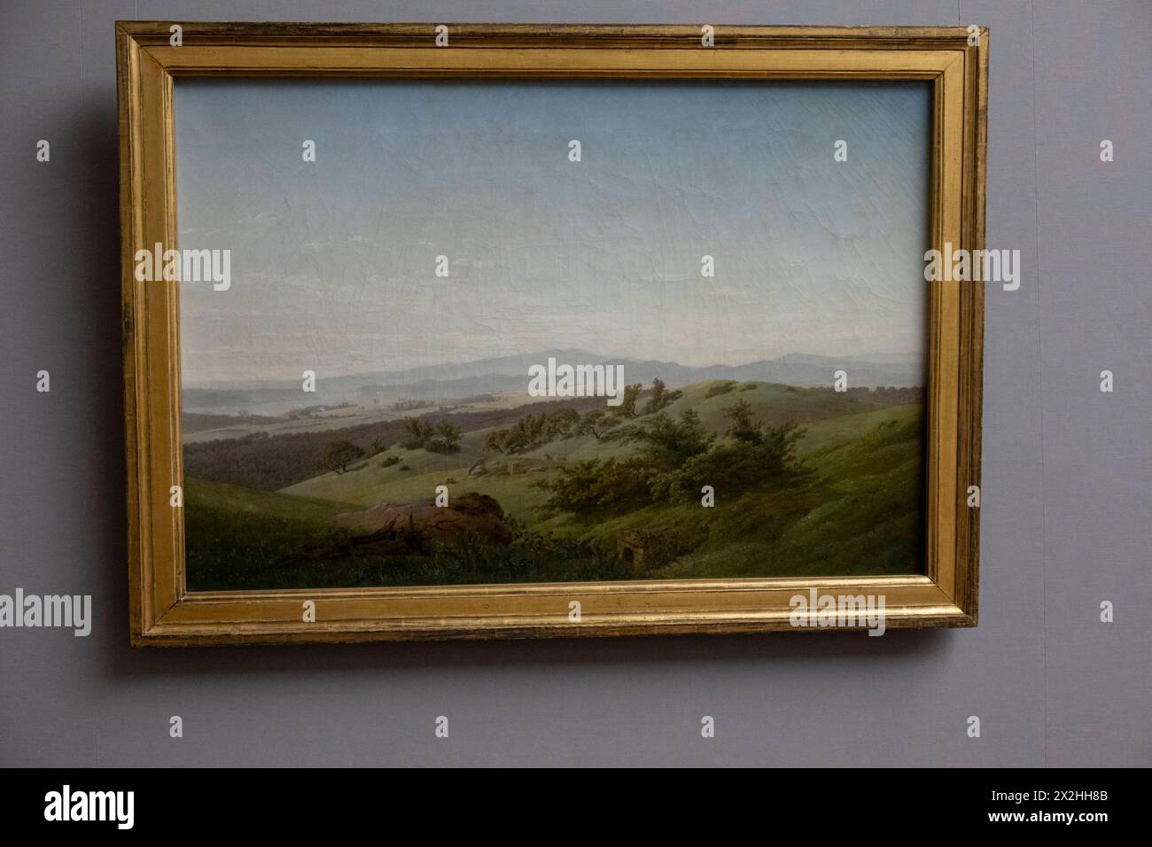 Oelgemaelde Boehmische Landschaft mit einem See der Klassik Stiftung Weimar, Sonderausstellung unendliche Landschaften vom Maler der Romantik Caspar David Friedrich, in der Alten Nationalgalerie, Querformat, AM 19.04.2024 in Berlin Mitte, nur fuer redaktionelle Zwecke, usage éditorial exclusif Alte Nationalgalerie etc - Berlin *** peinture à l'huile Boehmische Landschaft mit einem See of the Klassik Stiftung Weimar, exposition spéciale unendliche Landschaften vom Maler der Romantik Caspar David Friedrich, in der Alten Nationalgalerie, format paysage, le 19 04 2024 à Berlin Mitte, uniquement pour usage éditorial, Banque D'Images