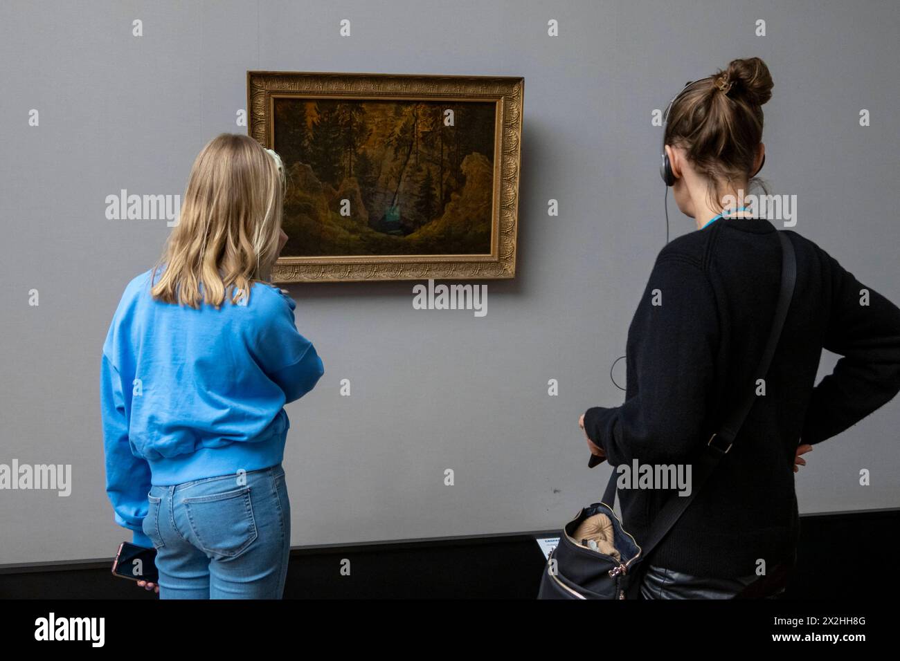 Zwei Besucher vor dem Oelgemaelde Felsental der Kunsthalle Bremen, Das Grab des Arminius, Sonderausstellung unendliche Landschaften vom Maler der Romantik Caspar David Friedrich, in der Alten Nationalgalerie, Querformat, AM 19.04.2024 in Berlin Mitte, nur fuer redaktionelle Zwecke, usage éditorial uniquement Alte Nationalgalerie etc - Berlin *** deux visiteurs devant la peinture à l'huile Felsental de la Kunsthalle Brême, le Tombeau d'Arminius, exposition spéciale paysages infinis du peintre romantique Caspar David Friedrich, dans l'Alte Nationalgalerie, format paysage, le 19 04 2024 à Berlin Mi Banque D'Images