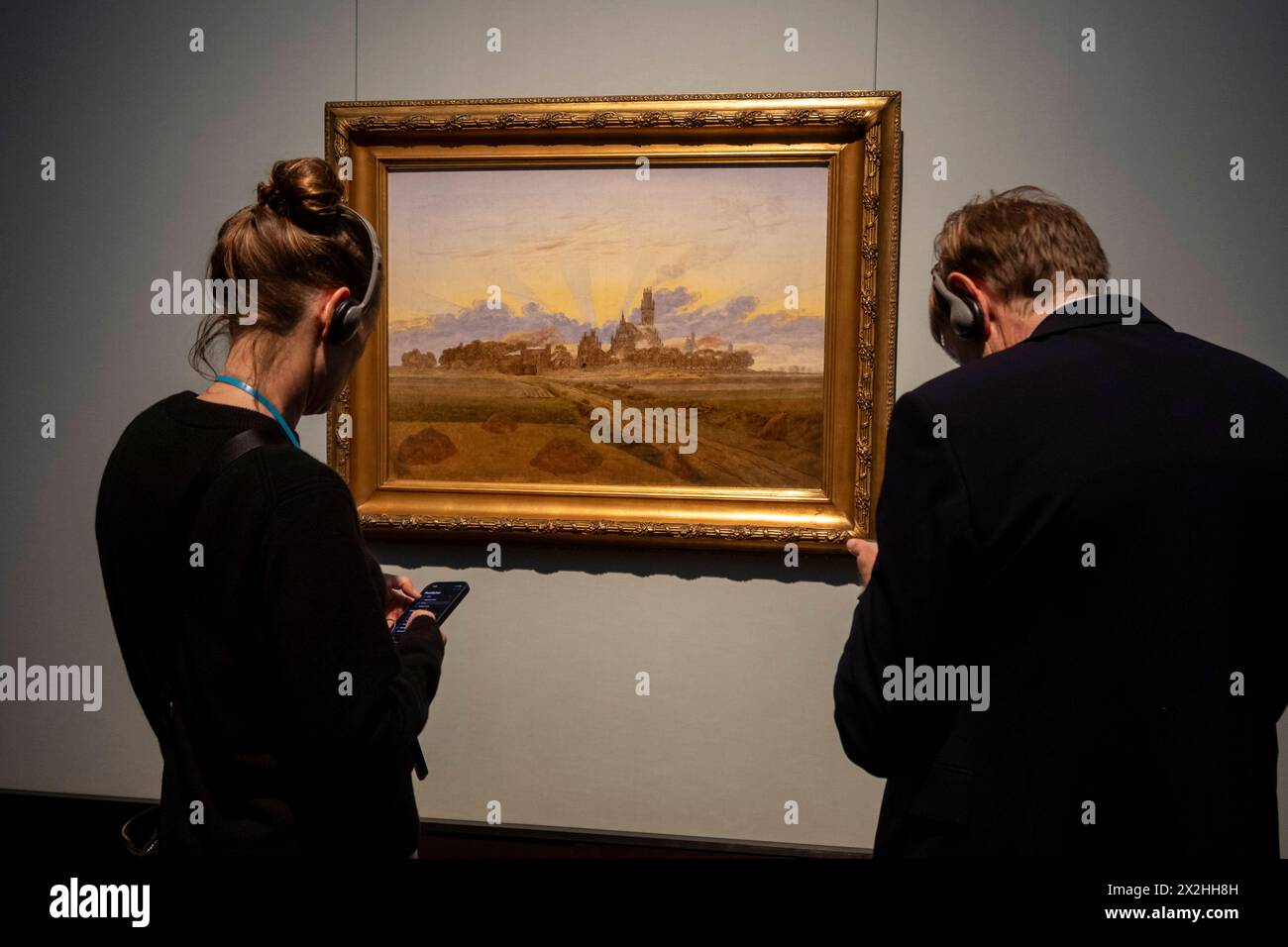 Besucher vor dem Oelgemaelde Das brennende Neubrandenburg der Hamburger Kunsthalle, Sonderausstellung unendliche Landschaften vom Maler der Romantik Caspar David Friedrich, in der Alten Nationalgalerie, Querformat, AM 19.04.2024 in Berlin Mitte, nur fuer redaktionelle Zwecke, usage éditorial uniquement Alte Nationalgalerie etc - Berlin *** visiteurs devant la peinture à l'huile Das brennende Neubrandenburg de la Hamburger Kunsthalle, exposition spéciale paysages infinis du peintre romantique Caspar David Friedrich, dans l'Alte Nationalgalerie, format paysage, le 19 04 2024 à Berlin Mitte, uniquement Banque D'Images