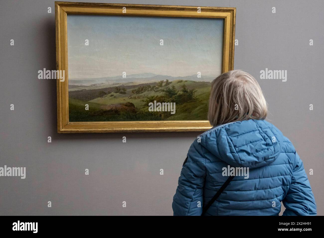 Besucherin vor dem Oelgemaelde Boehmische Landschaft mit einem See der Klassik Stiftung Weimar, Sonderausstellung unendliche Landschaften vom Maler der Romantik Caspar David Friedrich, in der Alten Nationalgalerie, Querformat, Am 19.04.2024 in Berlin Mitte, nur fuer redaktionelle Zwecke, usage éditorial uniquement Alte Nationalgalerie etc - Berlin *** visiteur devant la peinture à l'huile Boehmische Landschaft mit einem Voir de la Klassik Stiftung Weimar, exposition spéciale paysages infinis par le peintre romantique Caspar David Friedrich, dans l'Alte Nationalgalerie, format paysage, le 19 04 2024 i Banque D'Images