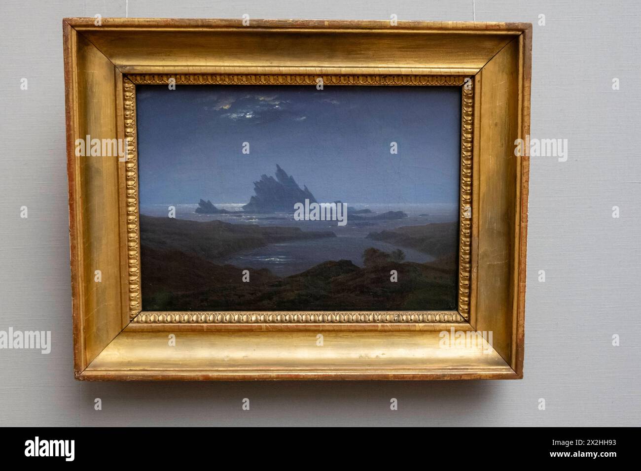 Oelgemaelde Felsenriff am Meeresstrand der Staatlichen Kunsthalle Karlsruhe, Sonderausstellung unendliche Landschaften vom Maler der Romantik Caspar David Friedrich, in der Alten Nationalgalerie, Querformat, AM 19.04.2024 in Berlin Mitte, nur fuer redaktionelle Zwecke, usage éditorial exclusif Alte Nationalgalerie etc - Berlin *** peinture à l'huile récif rocheux sur le bord de la mer de la Staatliche Kunsthalle Karlsruhe, exposition spéciale paysages infinis par le peintre romantique Caspar David Friedrich, dans l'Alte Nationalgalerie, format paysage, le 19 04 2024 à Berlin Mitte, uniquement pour usage éditorial, Edito Banque D'Images