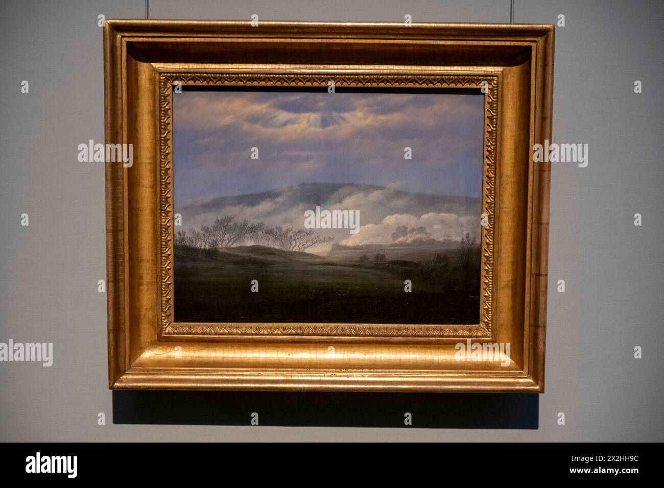 Oelgemaelde Nebel im Elbtal, Sonderausstellung unendliche Landschaften vom Maler der Romantik Caspar David Friedrich, in der Alten Nationalgalerie, Querformat, AM 19.04.2024 in Berlin Mitte, nur fuer redaktionelle Zwecke, usage éditorial exclusif Alte Nationalgalerie etc - Berlin *** peinture à l'huile brouillard dans la vallée de l'Elbe, exposition spéciale Infinite Landscapes du peintre romantique Caspar David Friedrich, dans l'Alte Nationalgalerie, format paysage, le 19 04 2024 à Berlin Mitte, pour usage éditorial exclusif, usage éditorial exclusif Alte Nationalgalerie etc Berlin Banque D'Images
