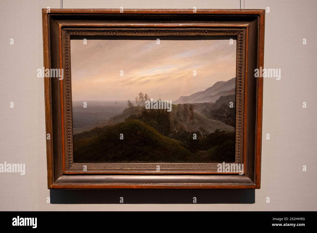 Oelgemaelde Blick auf die Ostsee des musées Kunstpalast Duesseldorf, Sonderausstellung unendliche Landschaften vom Maler der Romantik Caspar David Friedrich, in der Alten Nationalgalerie, Querformat, AM 19.04.2024 in Berlin Mitte, nur fuer redaktionelle Zwecke, usage éditorial exclusif Alte Nationalgalerie etc - Berlin *** peinture à l'huile vue de la mer Baltique du Musée Kunstpalast Duesseldorf, exposition spéciale paysages infinis du peintre romantique Caspar David Friedrich, dans l'Alte Nationalgalerie, format paysage, le 19 04 2024 à Berlin Mitte, uniquement pour usage éditorial, utilisation éditoriale sur Banque D'Images