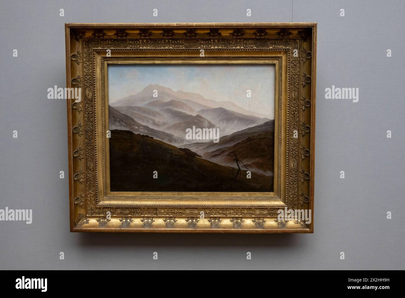 Oelgemaelde Riesengebirgslandschaft mit aufsteigendem Nebel der Neuen Pinakothek Muenchen, Sonderausstellung unendliche Landschaften vom Maler der Romantik Caspar David Friedrich, in der Alten Nationalgalerie, Querformat, Am 19.04.2024 in Berlin Mitte, nur fuer redaktionelle Zwecke, usage éditorial uniquement Alte Nationalgalerie etc - Berlin *** peinture à l'huile paysage des montagnes géantes avec brouillard montant de la Neue Pinakothek Munich, exposition spéciale paysages infinis par le peintre romantique Caspar David Friedrich, dans l'Alte Nationalgalerie, format paysage, le 19 04 2024 à Berlin Mitte, uniquement pour Banque D'Images