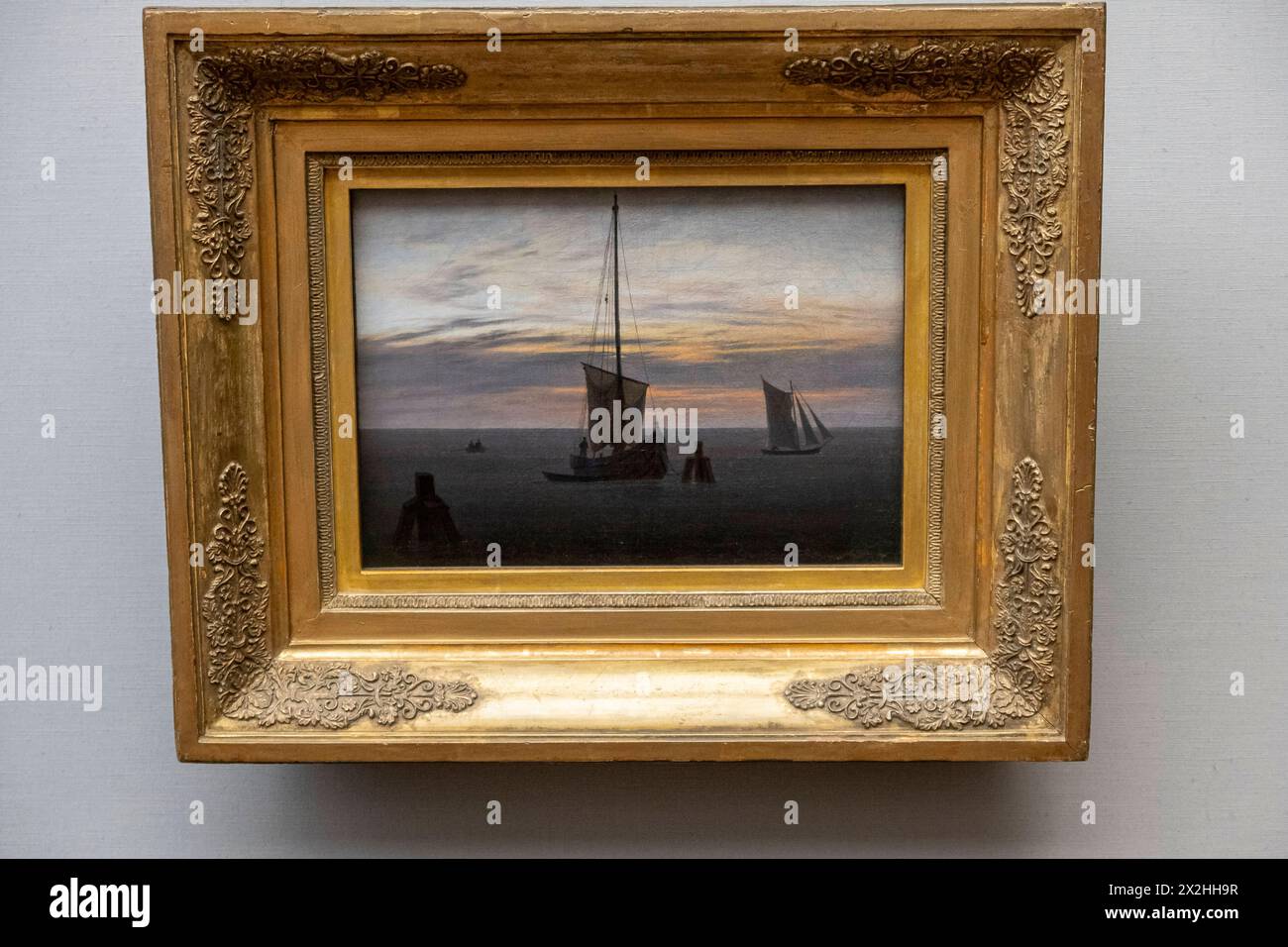 Oelgemaelde Fischerboote auf der Ostsee des musées Georg Schaefer Schweinfurt, Sonderausstellung unendliche Landschaften vom Maler der Romantik Caspar David Friedrich, in der Alten Nationalgalerie, Querformat, AM 19.04.2024 in Berlin Mitte, nur fuer redaktionelle Zwecke, usage éditorial uniquement Alte Nationalgalerie etc - Berlin *** peintures à l'huile de bateaux de pêche sur la mer Baltique du Musée Georg Schaefer Schweinfurt, exposition spéciale paysages infinis du peintre romantique Caspar David Friedrich, dans l'Alte Nationalgalerie, format paysage, le 19 04 2024 à Berlin Mitte, pour éditorial Banque D'Images