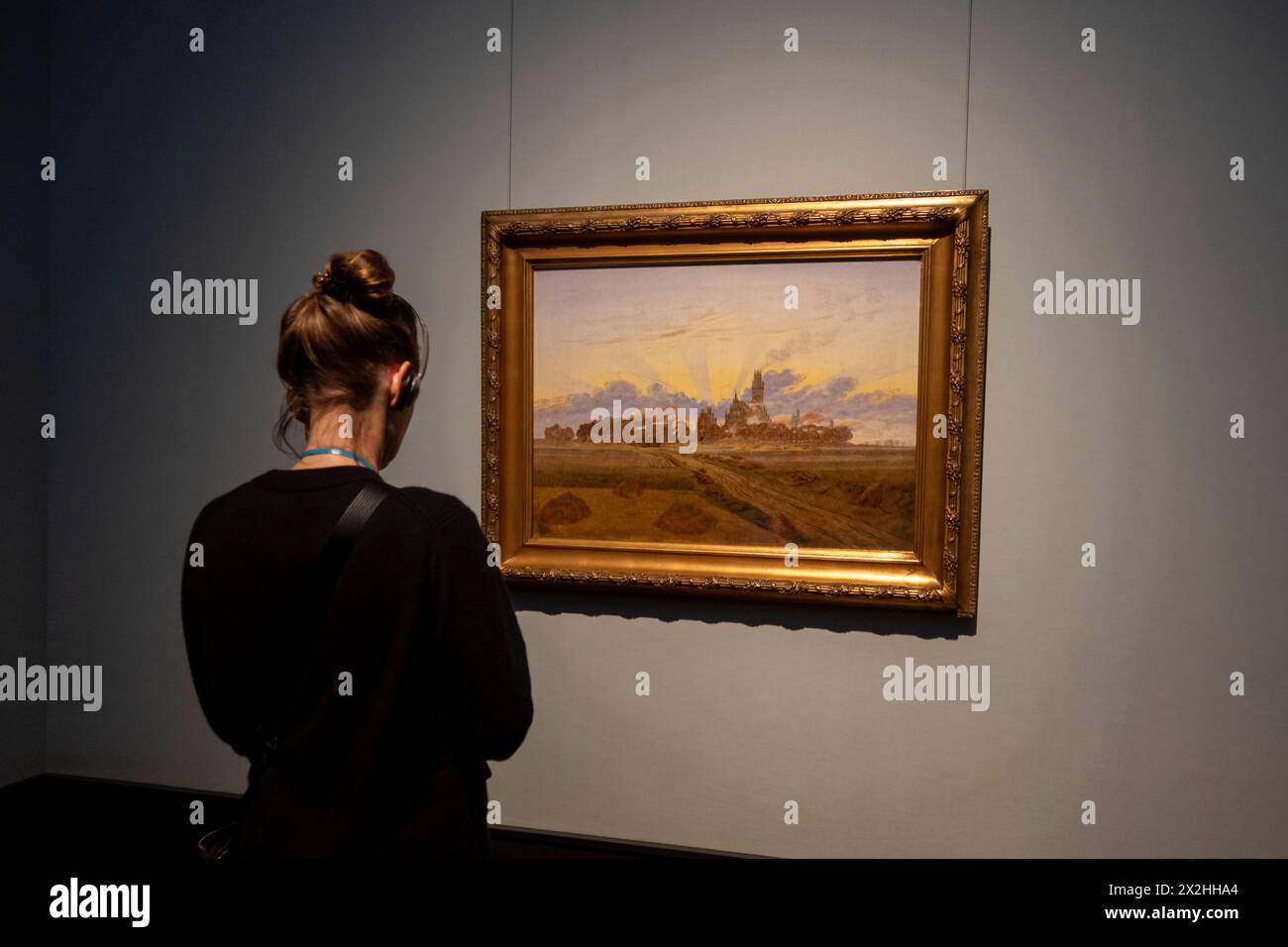 Besucherin vor dem Oelgemaelde Das brennende Neubrandenburg der Hamburger Kunsthalle, Sonderausstellung unendliche Landschaften vom Maler der Romantik Caspar David Friedrich, in der Alten Nationalgalerie, Querformat, AM 19.04.2024 in Berlin Mitte, nur fuer redaktionelle Zwecke, usage éditorial uniquement Alte Nationalgalerie etc - Berlin *** visiteur devant la peinture à l'huile Das brennende Neubrandenburg de la Hamburger Kunsthalle, exposition spéciale paysages infinis du peintre romantique Caspar David Friedrich, dans l'Alte Nationalgalerie, format paysage, le 19 04 2024 à Berlin Mitte, uniquement Banque D'Images