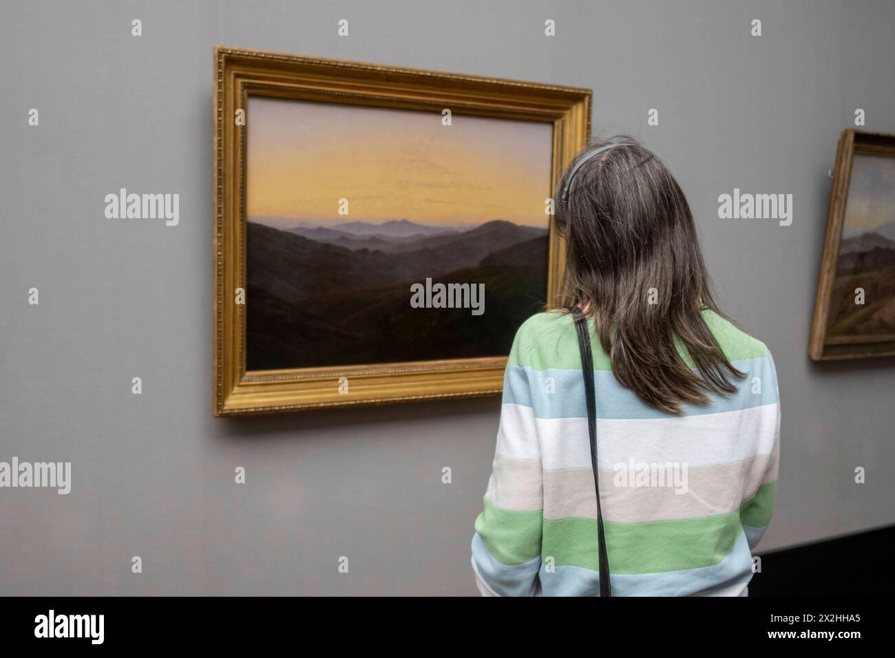 Besucherin vor dem Oelgemaelde Das Riesengebirge, Sonderausstellung unendliche Landschaften vom Maler der Romantik Caspar David Friedrich, in der Alten Nationalgalerie, Querformat, am 19.04.2024 in Berlin Mitte, nur fuer redaktionelle Zwecke, usage éditorial only Alte Nationalgalerie etc - Berlin *** visiteur devant la peinture à l'huile les montagnes des géants, exposition spéciale Infinite Landscapes du peintre romantique Caspar David Friedrich, dans l'Alte Nationalgalerie, format paysage, le 19 04 2024 à Berlin Mitte, uniquement pour usage éditorial, usage éditorial uniquement Alte Nationalgalerie etc Berlin Banque D'Images