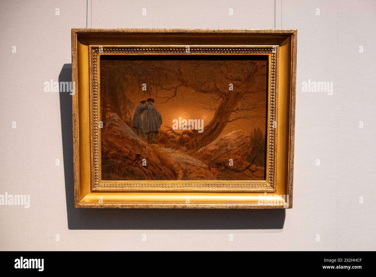 Oelgemaelde Zwei Maenner in Betrachtung des mondes vom Albertinum Dresden, Sonderausstellung unendliche Landschaften vom Maler der Romantik Caspar David Friedrich, in der Alten Nationalgalerie, Querformat, AM 19.04.2024 in Berlin Mitte, nur fuer redaktionelle Zwecke, usage éditorial exclusif Alte Nationalgalerie etc - Berlin *** peinture à l'huile deux hommes contemplant la lune de l'Albertinum Dresde, exposition spéciale paysages infinis du peintre romantique Caspar David Friedrich, dans l'Alte Nationalgalerie, format paysage, le 19 04 2024 à Berlin Mitte, pour usage éditorial seulement, usage éditorial Banque D'Images