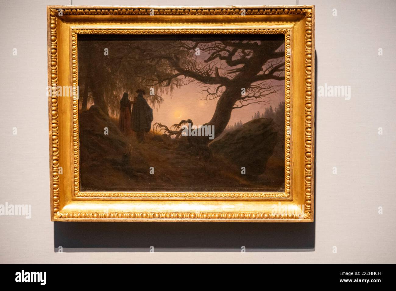 Oelgemaelde Mann und Frau in Betrachtung des mondes , Sonderausstellung unendliche Landschaften vom Maler der Romantik Caspar David Friedrich, in der Alten Nationalgalerie, Querformat, AM 19.04.2024 in Berlin Mitte, nur fuer redaktionelle Zwecke, usage éditorial only Alte Nationalgalerie etc - Berlin *** peinture à l'huile homme et femme contemplant la lune, exposition spéciale Infinite Landscapes du peintre romantique Caspar David Friedrich, dans l'Alte Nationalgalerie, format paysage, le 19 04 2024 à Berlin Mitte, uniquement pour usage éditorial, usage éditorial uniquement Alte Nationalgalerie etc Berlin Banque D'Images