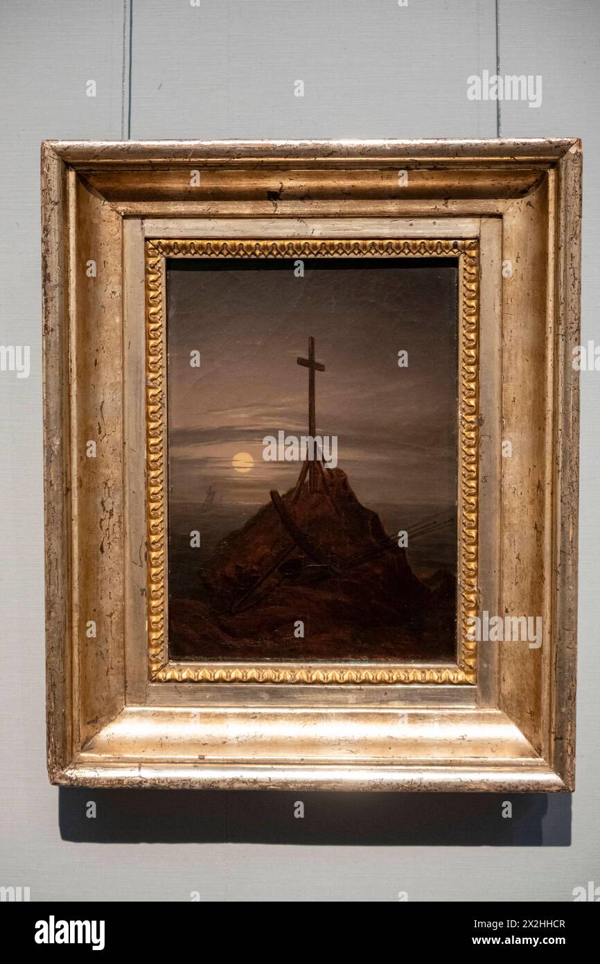 Oelgemaelde Das Kreuz an der Ostsee aus Privatbesitz, Sonderausstellung unendliche Landschaften vom Maler der Romantik Caspar David Friedrich, in der Alten Nationalgalerie, Hochformat, AM 19.04.2024 in Berlin Mitte, nur fuer redaktionelle Zwecke, usage éditorial exclusif Alte Nationalgalerie etc - Berlin *** peinture à l'huile la Croix sur la mer Baltique de collection privée, exposition spéciale paysages infinis du peintre romantique Caspar David Friedrich, dans l'Alte Nationalgalerie, format portrait, le 19 04 2024 à Berlin Mitte, uniquement pour usage éditorial, usage éditorial exclusif Alte Nationalgalerie et Banque D'Images