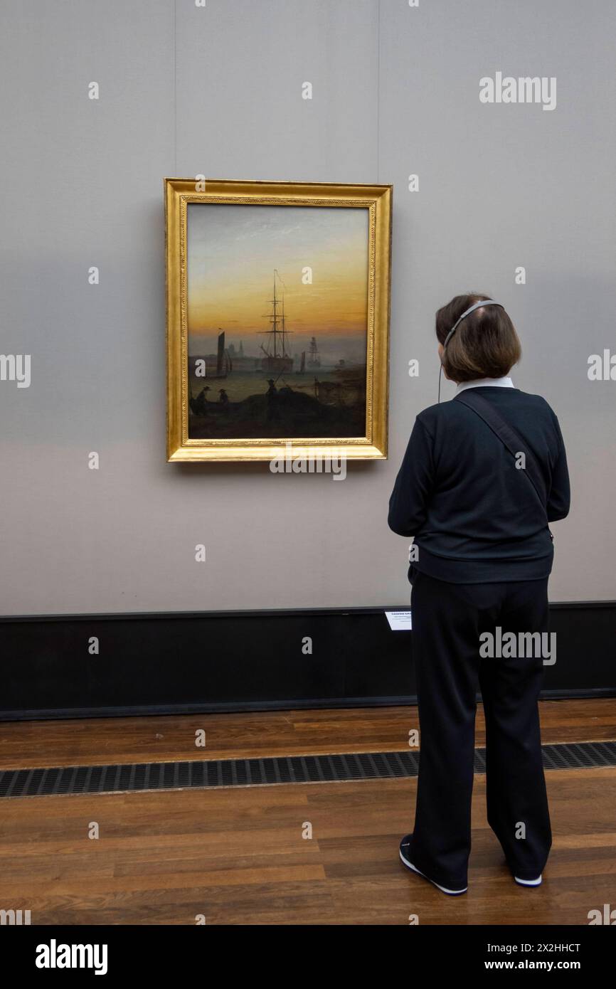 Besucherin vor dem Oelgemaelde Der Greifswalder Hafen , Sonderausstellung unendliche Landschaften vom Maler der Romantik Caspar David Friedrich, in der Alten Nationalgalerie, am 19.04.2024 in Berlin Mitte, nur fuer redaktionelle Zwecke, usage éditorial uniquement Alte Nationalgalerie etc - Berlin *** visiteur devant la peinture à l'huile le port de Greifswald , exposition spéciale paysages infinis par le peintre romantique Caspar David Friedrich, dans l'Alte Nationalgalerie, le 19 04 2024 à Berlin Mitte, uniquement pour usage éditorial, usage éditorial uniquement Alte Nationalgalerie etc Berlin Banque D'Images