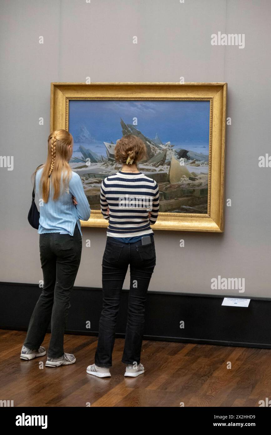 Zwei Besucherinnen vor dem Oelgemaelde Das Eismeer der Hamburger Kunsthalle, Sonderausstellung unendliche Landschaften vom Maler der Romantik Caspar David Friedrich, in der Alten Nationalgalerie, Querformat, am 19.04.2024 in Berlin Mitte, nur fuer redaktionelle Zwecke, usage éditorial exclusif Alte Nationalgalerie etc - Berlin *** deux visiteurs devant la peinture à l'huile la mer de glace de la Hamburger Kunsthalle, exposition spéciale paysages infinis du peintre romantique Caspar David Friedrich, dans l'Alte Nationalgalerie, format paysage, le 19 04 2024 à Berlin Mitte, réservé à un usage éditorial Banque D'Images