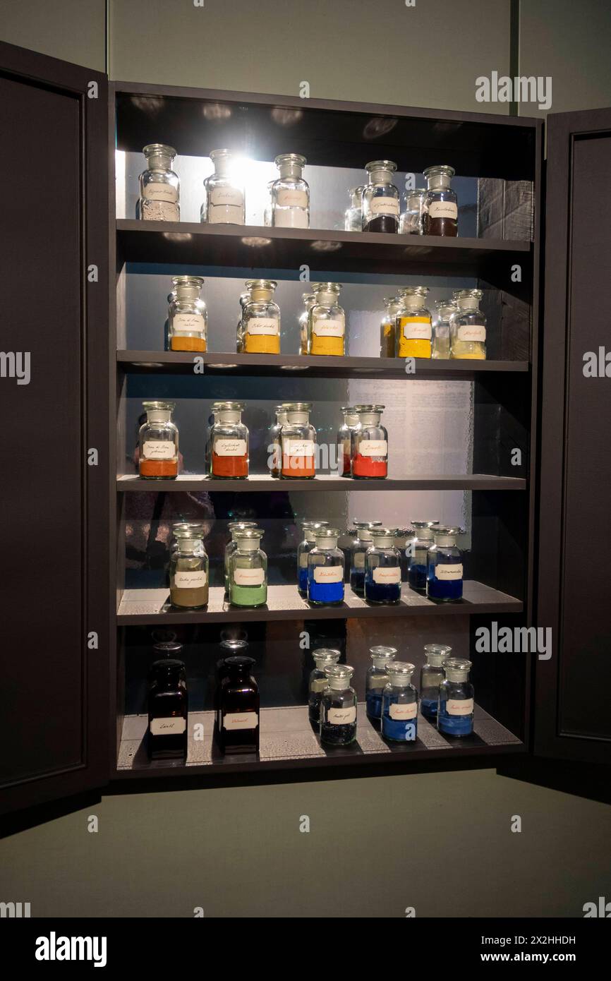 Schrank mit Glaesern der gaengigen Farb pigmente des fruehen 19. Jahrhunderts, Rot beschriftet sind die pigmente, die auf Friedrichs Gemaelden bisher nachgewiesen wurden, Sonderausstellung unendliche Landschaften vom Maler der Romantik Caspar David Friedrich, in der Alten Nationalgalerie, Hochformat, AM 19.04.2024 in Berlin Mitte, nur fuer redaktionelle Zwecke, usage éditorial seulement Alte Nationalgalerie etc - Berlin *** Cabinet avec des verres de la couleur commune pigments du début du 19ème siècle, étiquetés en rouge sont les pigments qui ont été détectés sur les peintures de Friedrichs jusqu'à présent, expositions spéciales Banque D'Images