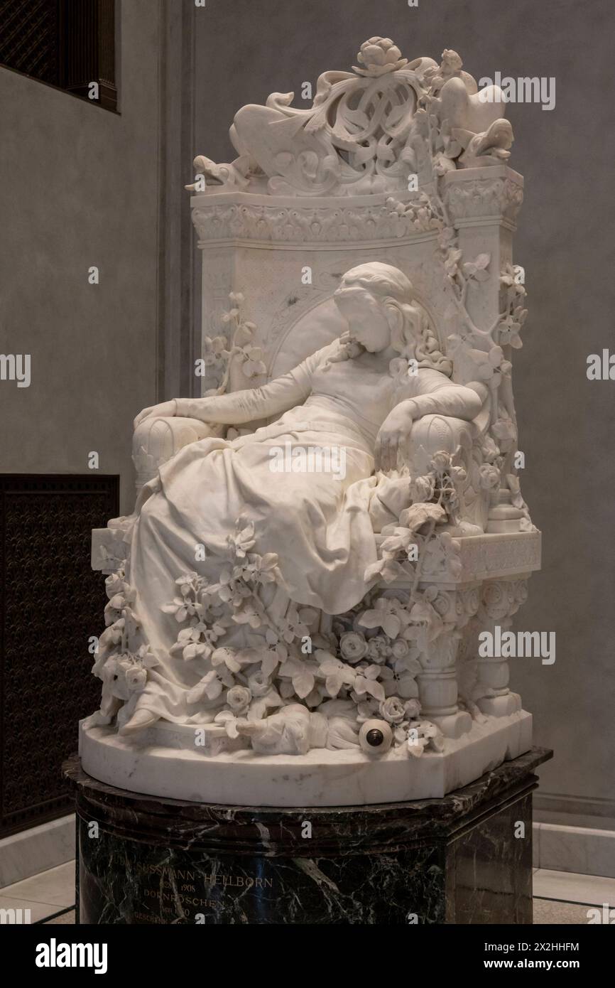 Marmor Skulptur von Dornroeschen auf dem Thron von Ludwig Sussmann Hellborn im Treppenhaus, im Rahmen der Sonderausstellung unendliche Landschaften vom Maler der Romantik Caspar David Friedrich, in der Alten Nationalgalerie, Querformat, AM 19.04.2024 in Berlin Mitte, nur fuer redaktionelle Zwecke, usage éditorial uniquement Alte Nationalgalerie etc - Berlin *** sculpture en marbre de Dornroeschen sur le trône par Ludwig Sussmann Hellborn dans l'escalier, dans le cadre de l'exposition spéciale paysages infinis du peintre romantique Caspar David Friedrich, dans l'Alte Nationalgalerie, format paysage, on Banque D'Images