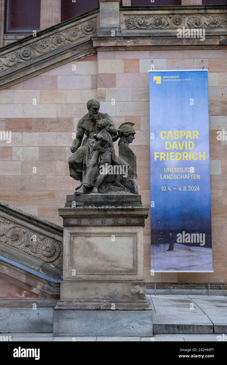 Figurengruppe auf dem linken Sockel am Fuss der Freitreppe der Alten Nationalgalerie mit Ausstellungsplakat am Eingang zur Sonderausstellung unendliche Landschaften vom Maler der Romantik Caspar David Friedrich,, Hochformat, AM 19.04.2024 à Berlin Mitte Alte Nationalgalerie etc - Berlin *** Groupe de figures sur le piédestal gauche au pied de l'escalier de l'Alte Nationalgalerie avec affiche d'exposition à l'entrée de l'exposition spéciale paysages infinis du peintre romantique Caspar David Friedrich, format portrait, le 19 04 2024 à Berlin Mitte Alte Nationalgalerie etc Berlin Banque D'Images
