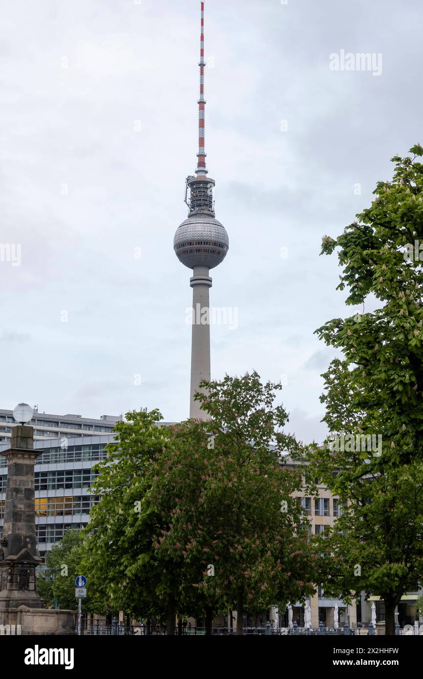 Blick auf den Fernsehturm von den Kolonnaden vor der Alten Nationalgalerie, Hochformat, AM 19.04.2024 in Berlin Mitte Alte Nationalgalerie etc - Berlin *** vue de la tour de télévision depuis les colonnades devant l'Alte Nationalgalerie, format portrait, le 19 04 2024 in Berlin Mitte Alte Nationalgalerie etc Berlin Banque D'Images