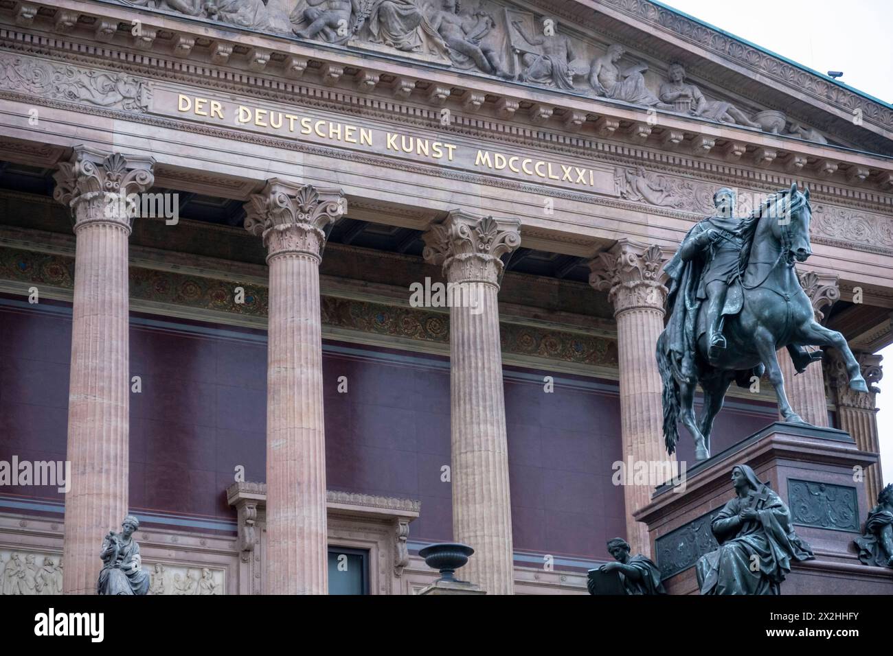 Bronze Reiterstandbild Friedrich Wilhelms IV von Preussen vor der Alten Nationalgalerie, Inschrift der deutschen Kunst, Querformat, AM 19.04.2024 in Berlin Mitte Alte Nationalgalerie etc - Berlin *** Statue équestre en bronze de Frédéric-Guillaume IV de Prusse devant l'Alte Nationalgalerie, inscription de l'art allemand, format paysage, le 19 04 2024 à Berlin Mitte Alte Nationalgalerie etc Berlin Banque D'Images