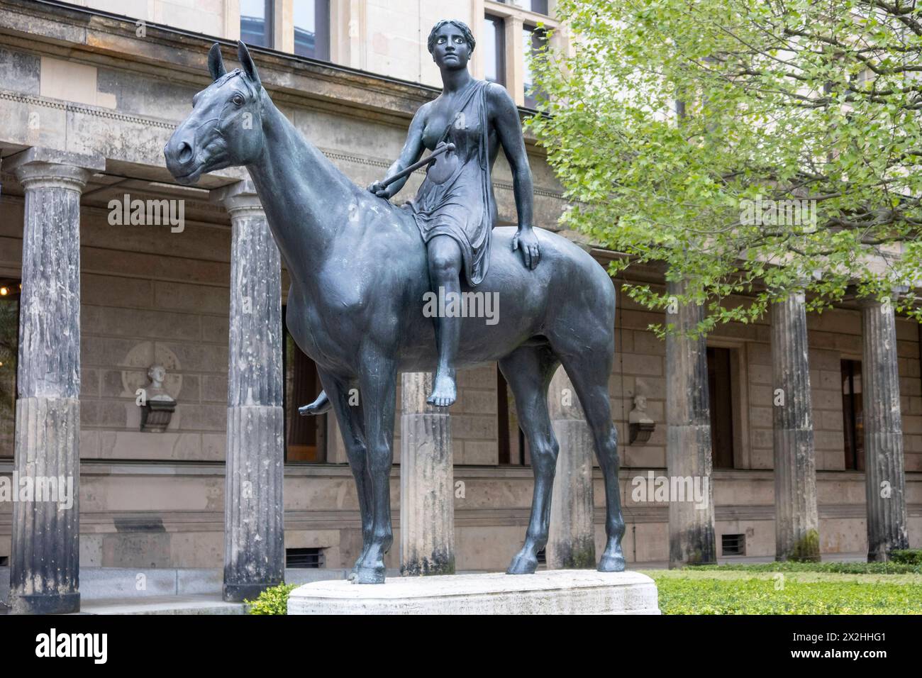 Bronzeplastik Amazone zu Pferde von Louis Tuaillon neben der Alten Nationalgalerie und dem Neuen Museum, Querformat, AM 19.04.2024 in Berlin Mitte Alte Nationalgalerie etc - Berlin *** sculpture en bronze Amazon à cheval par Louis Tuaillon à côté de l'Alte Nationalgalerie et du Neues Museum, format paysage, le 19 04 2024 à Berlin Mitte Alte Nationalgalerie etc Berlin Banque D'Images