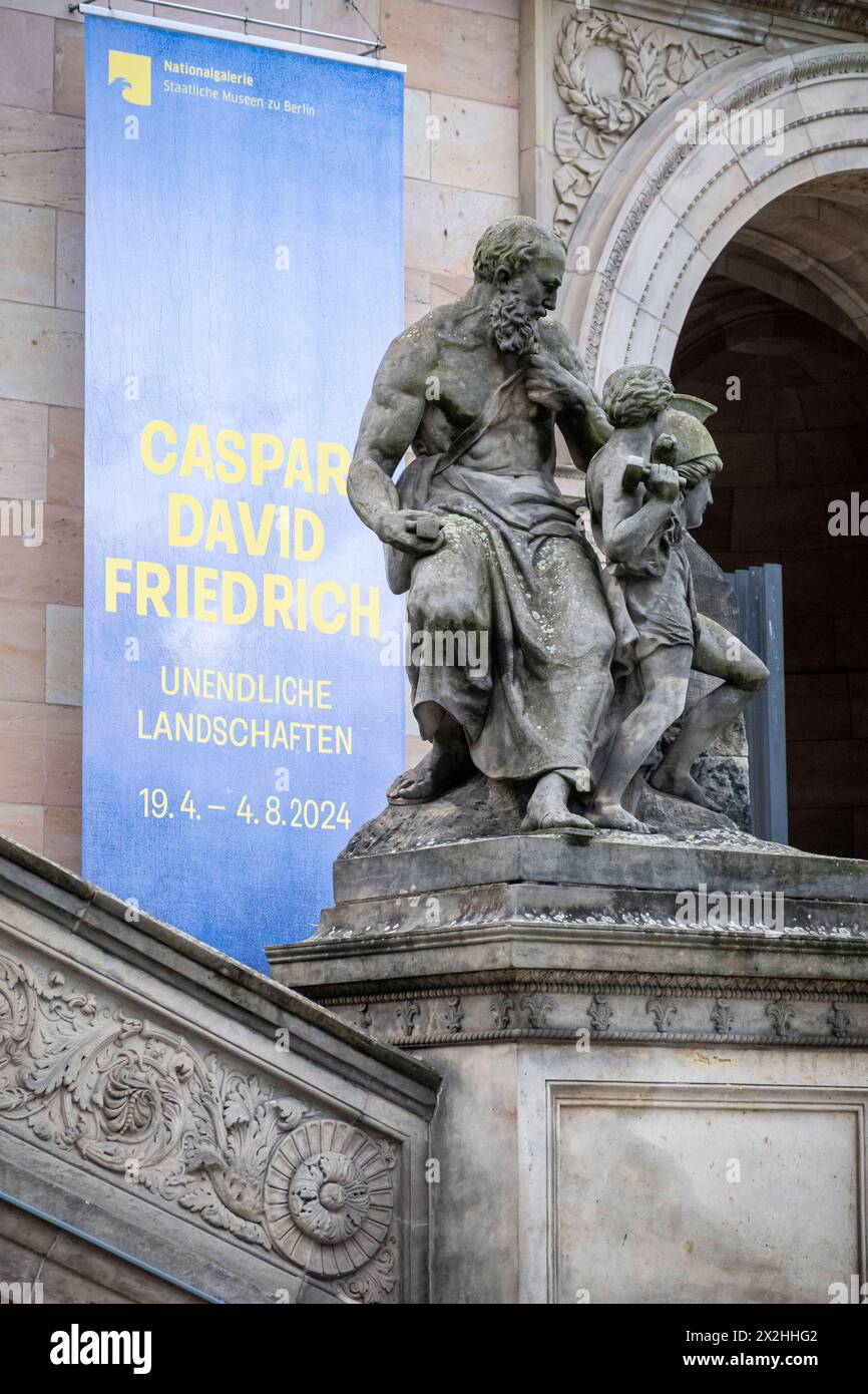 Figurengruppe auf dem linken Sockel am Fuss der Freitreppe der Alten Nationalgalerie mit Ausstellungsplakat am Eingang zur Sonderausstellung unendliche Landschaften vom Maler der Romantik Caspar David Friedrich,, Hochformat, AM 19.04.2024 à Berlin Mitte Alte Nationalgalerie etc - Berlin *** Groupe de figures sur le piédestal gauche au pied de l'escalier de l'Alte Nationalgalerie avec affiche d'exposition à l'entrée de l'exposition spéciale paysages infinis du peintre romantique Caspar David Friedrich, format portrait, le 19 04 2024 à Berlin Mitte Alte Nationalgalerie etc Berlin Banque D'Images