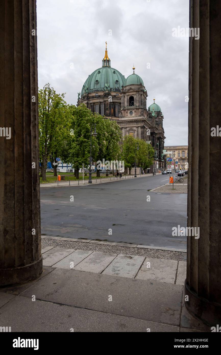 Blick zum Berliner Dom von den Kolonnaden vor der Alten Nationalgalerie, Einrahmung durch zwei Pfeiler ,Hochformat, AM 19.04.2024 in Berlin Mitte Alte Nationalgalerie etc - Berlin *** vue de la cathédrale de Berlin depuis les colonnades devant l'Alte Nationalgalerie, encadrée par deux piliers, format portrait, le 19 04 2024 à Berlin Mitte Alte Nationalgalerie etc Berlin Banque D'Images