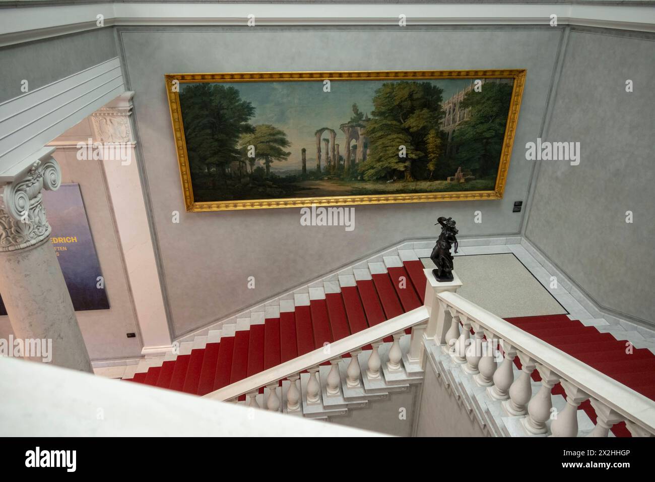 Riesiges Oelgemaelde Gotische Klosterruine und Baumgruppen von Karl Friedrich Schinkel und schwarze Skulpur Tanzende Bacchantin von Carl Friedrich Echtermeyer auf einem Treppensockel im Treppenhaus, im Rahmen der Sonderausstellung unendliche Landschaften vom Maler Romantik Caspar David Friedrich, in der Alten Nationalem, Querformat, AM 19.04.2024 à Berlin Mitte nur fuer redaktionelle Zwecke, usage éditorial exclusif Alte Nationalgalerie etc - Berlin *** peinture à l'huile énorme ruines gothiques du monastère et groupes d'arbres de Karl Friedrich Schinkel et sculpture noire dansant Bacchante de Carl Fri Banque D'Images