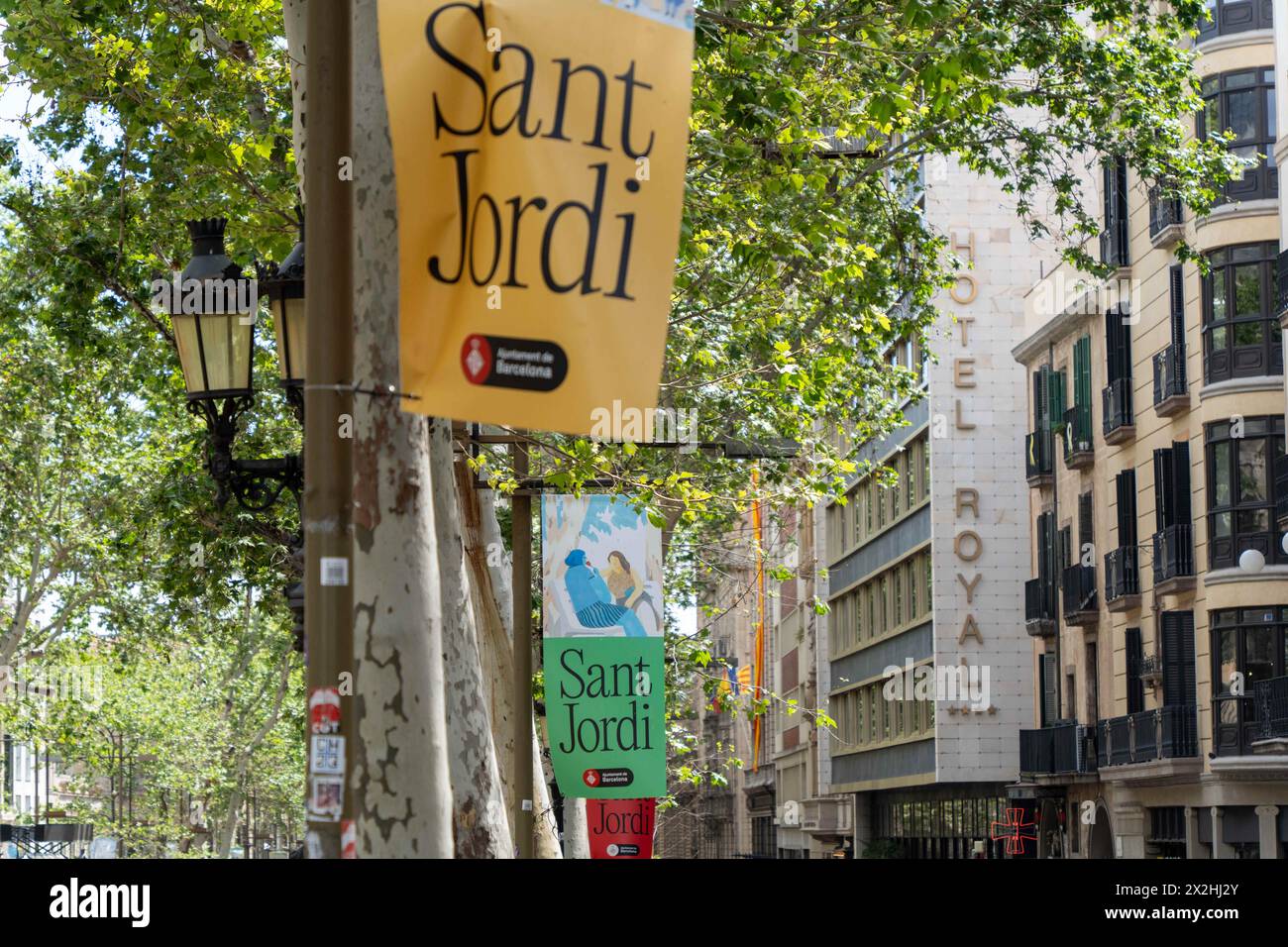 Les libraires et les fleuristes ont tout prêt pour une Saint-Georges qui, selon les prévisions, pourrait être remarquable. La vente d'environ 7 millions de roses n'est attendue que dans la ville de Barcelone, et des ventes record de livres. Los libreros y floristas ya tienen todo préparado para un Sant Jordi que, según las previsiones, puede ser mémorable. Se prédominé la venta de unas 7 millones de rosas solo en la ciudad de Barcelona, y ventas récord de libros. Actualités politique -Barcelone, Espagne lundi 22 avril 2024 (photo par Eric Renom/LaPresse) Banque D'Images