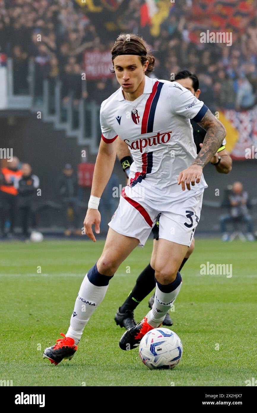 Rome, Italie. 22 avril 2024. Rome, Italie, 22 avril 2024. Riccardo Calafiori, de Bologne, en action lors du match de football italien Serie A entre Roma et Bologne au stade olympique. Crédit : Riccardo de Luca - Actualiser les images/Alamy Live News Banque D'Images