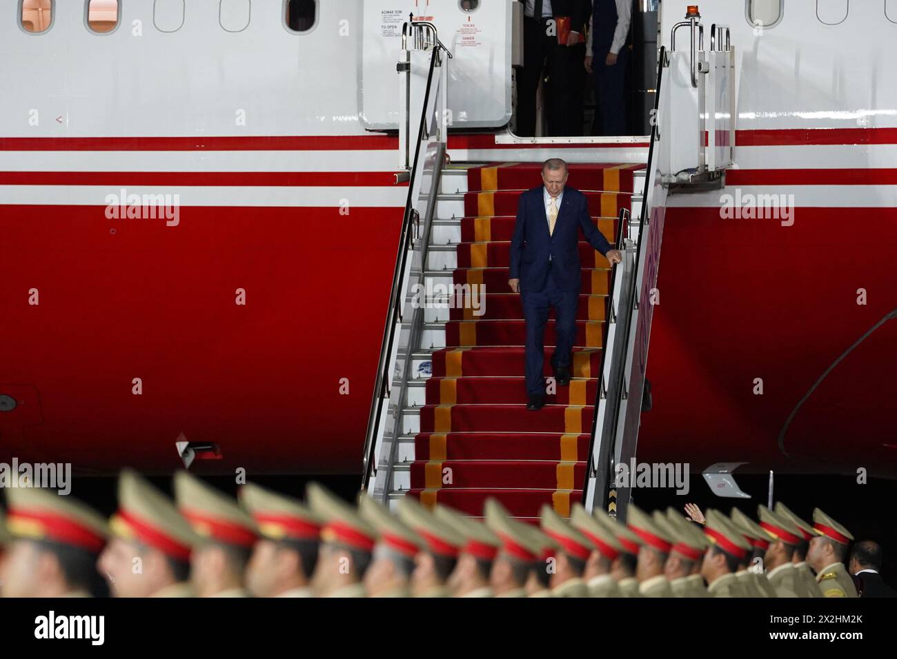 Erbil, Irak. 22 avril 2024. Le président turc Recep Tayyip Erdogan débarque de son avion à son arrivée à l'aéroport international d'Erbil (EIA). Crédit : Ismael Adnan/dpa/Alamy Live News Banque D'Images