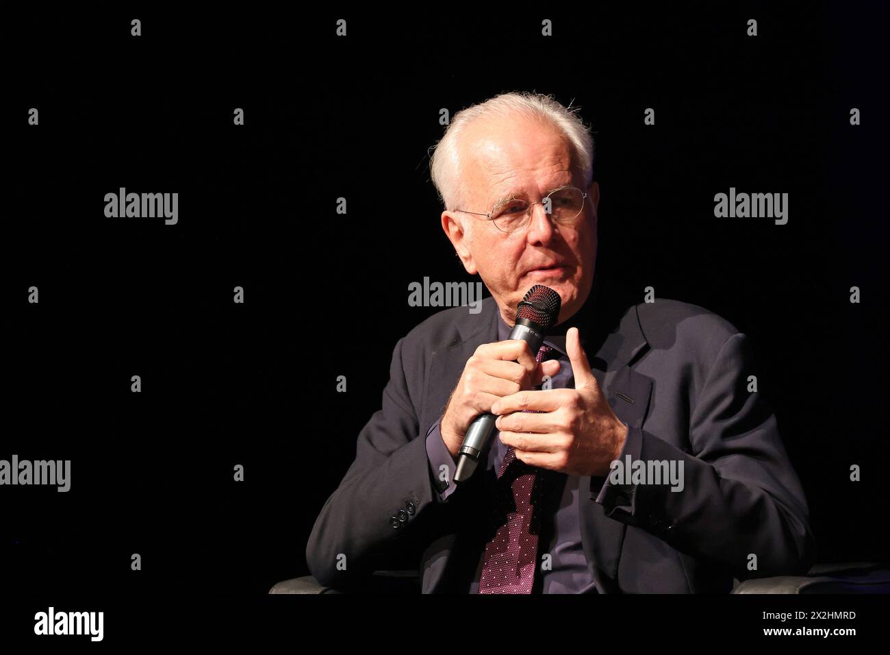 Harald Schmidt in Ein voellig unvorbereiteter Abend im Schlosspark Theater, Berlin-Steglitz-Zehlendorf, Deutschland, Europa, 22.04.2024. *** Harald Schmidt in Ein voellig unvorbereiteter Abend im Schlosspark Theater, Berlin Steglitz Zehlendorf, Allemagne, Europe, 22 04 2024 Banque D'Images