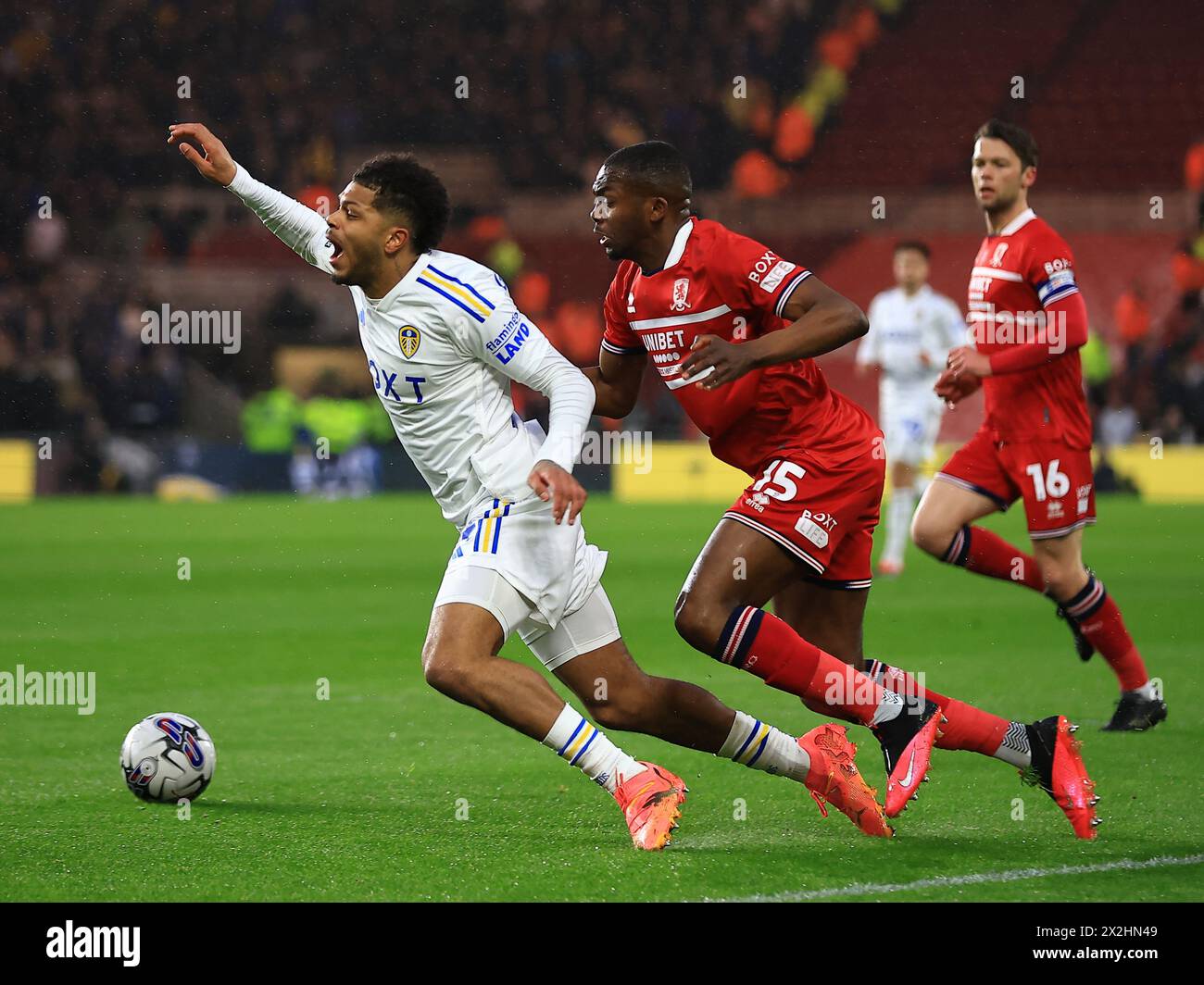 Middlesbrough, Royaume-Uni. 22 avril 2024. Georginio Rutter de Leeds United est faussé par Anfernee Dijksteel de Middlesborough dans la box de Middlesborough et reçoit une pénalité lors du match Middlesbrough FC vs Leeds United FC Sky Bet EFL Championship au Riverside Stadium, Middlesbrough, Angleterre, Royaume-Uni le 22 avril 2024 crédit: chaque deuxième Media/Alamy Live News Banque D'Images