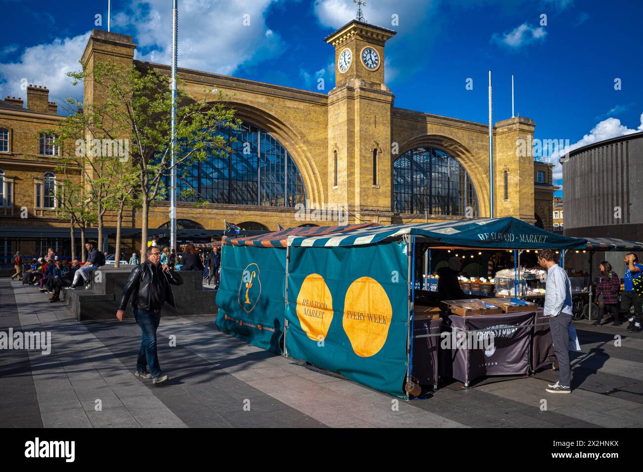 Kings Cross Station Food Market - The Real Food Market Kings Cross London. Street Food Market à l'extérieur de la gare de Kings Cross à Londres. Banque D'Images