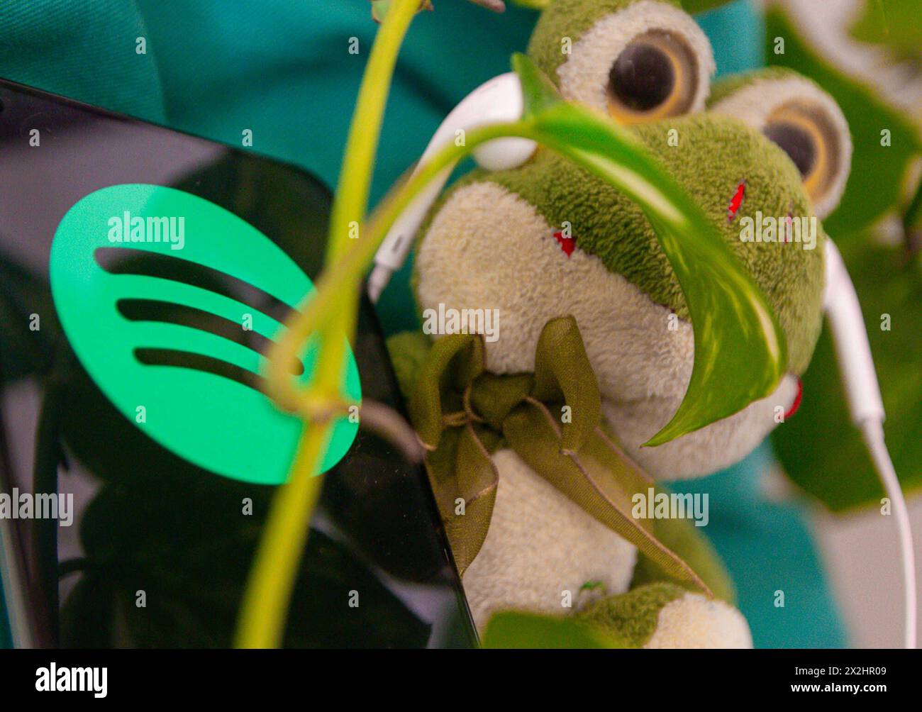 Nouvel outil sur Spotify Soo PAULO SP, 04/22/2024 - SPOTIFY/NOVA/FERRAMENTA - Une nouvelle fonctionnalité sur Spotify, mieux connue sous le nom de votre Time machine, a été annoncée ce lundi 22, qui montre le temps de lecture des chansons les plus écoutées au cours du mois. Dans les images, une photo créative d'une grenouille en peluche jouissant de la musique dans le calme du vert, la couleur du symbole Spotify. Foto : Adriana Toffetti/ATO Press/IMAGO GERAL nouvel outil sur Spotify Sao Paulo Brasil Copyright : xAdrianaxToffettix Banque D'Images