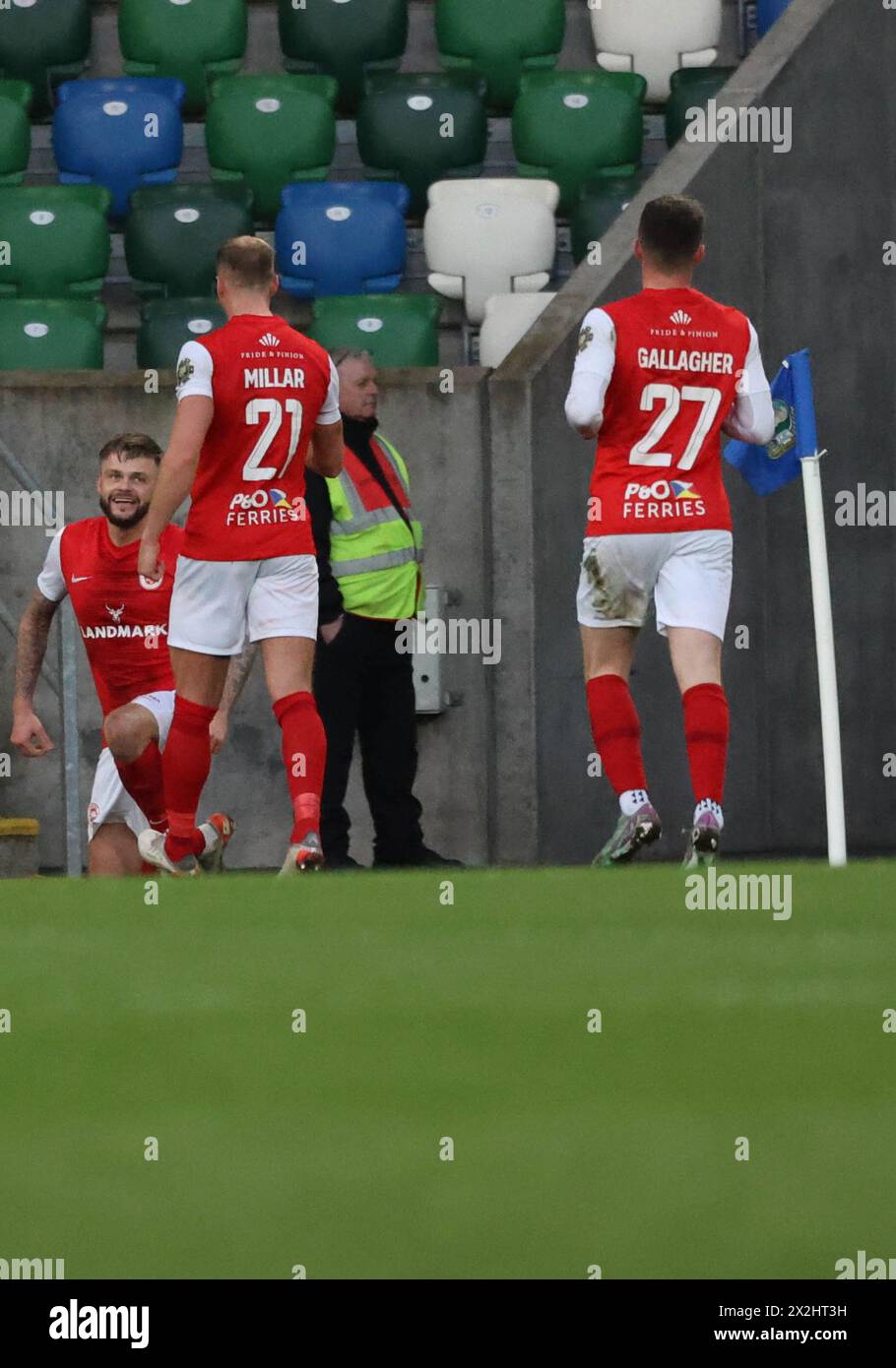 Windsor Park, Belfast, Irlande du Nord, Royaume-Uni. 22 avril 2024. Sports Direct Premiership – Linfield contre Larne. Action de la première équipe irlandaise du décideur de titre ce soir à Belfast. (Linfield en bleu). Andy Ryan (29) égalise pour Larne à partir du point de penalty pour faire le score 1-1. Crédit : CAZIMB/Alamy Live News. Banque D'Images