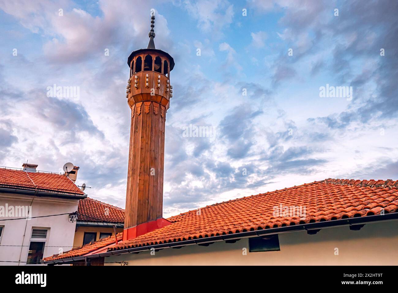 Merveilles architecturales des minarets en bois de la mosquée de Sarajevo, reflétant l'artisanat complexe du design ottoman et de la culture bosniaque. Banque D'Images