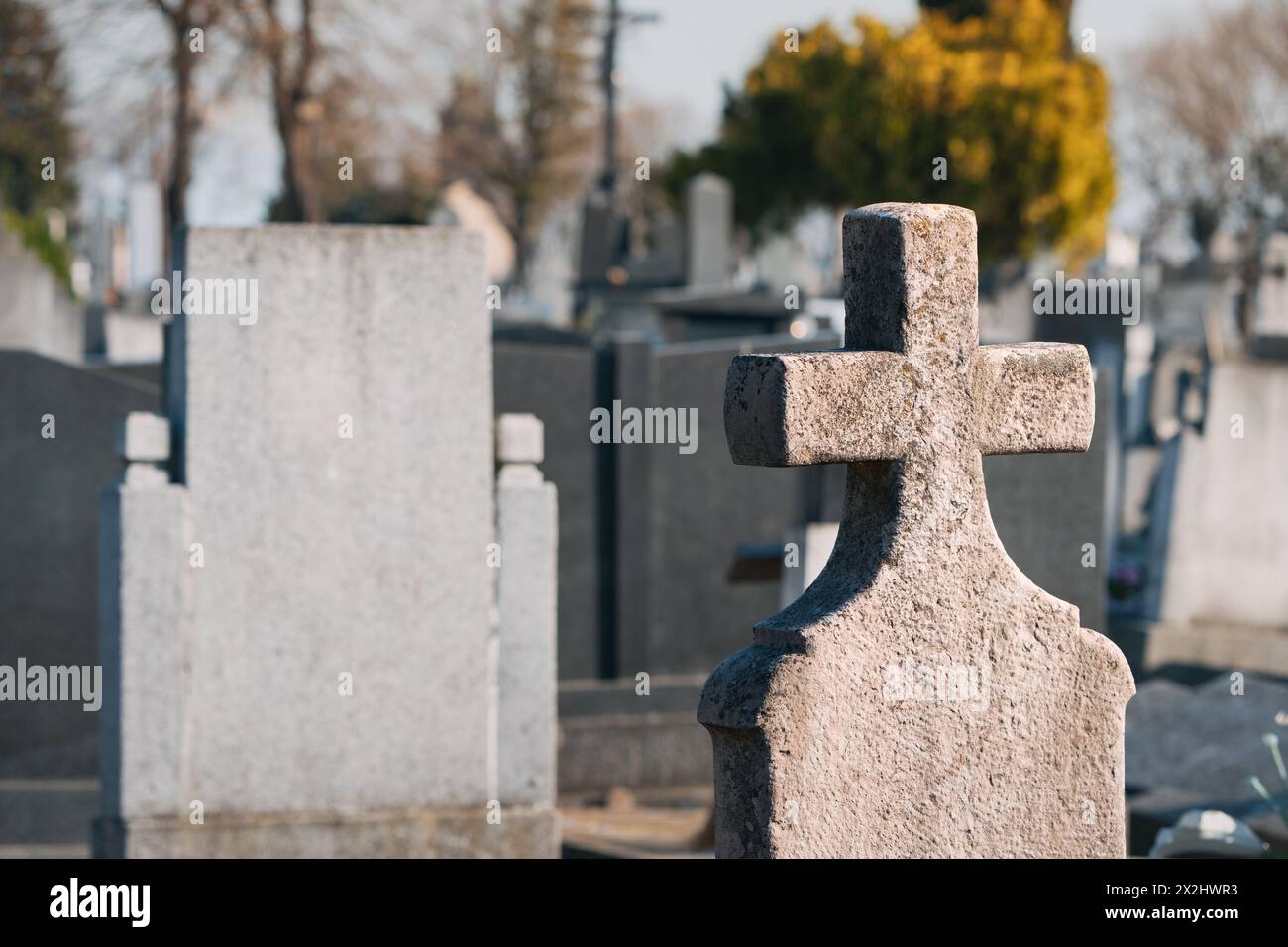 Le paysage du cimetière est orné de pierres tombales et de croix altérées, chacune témoignant du passage du temps et des souvenirs de ceux qui ont été posés Banque D'Images