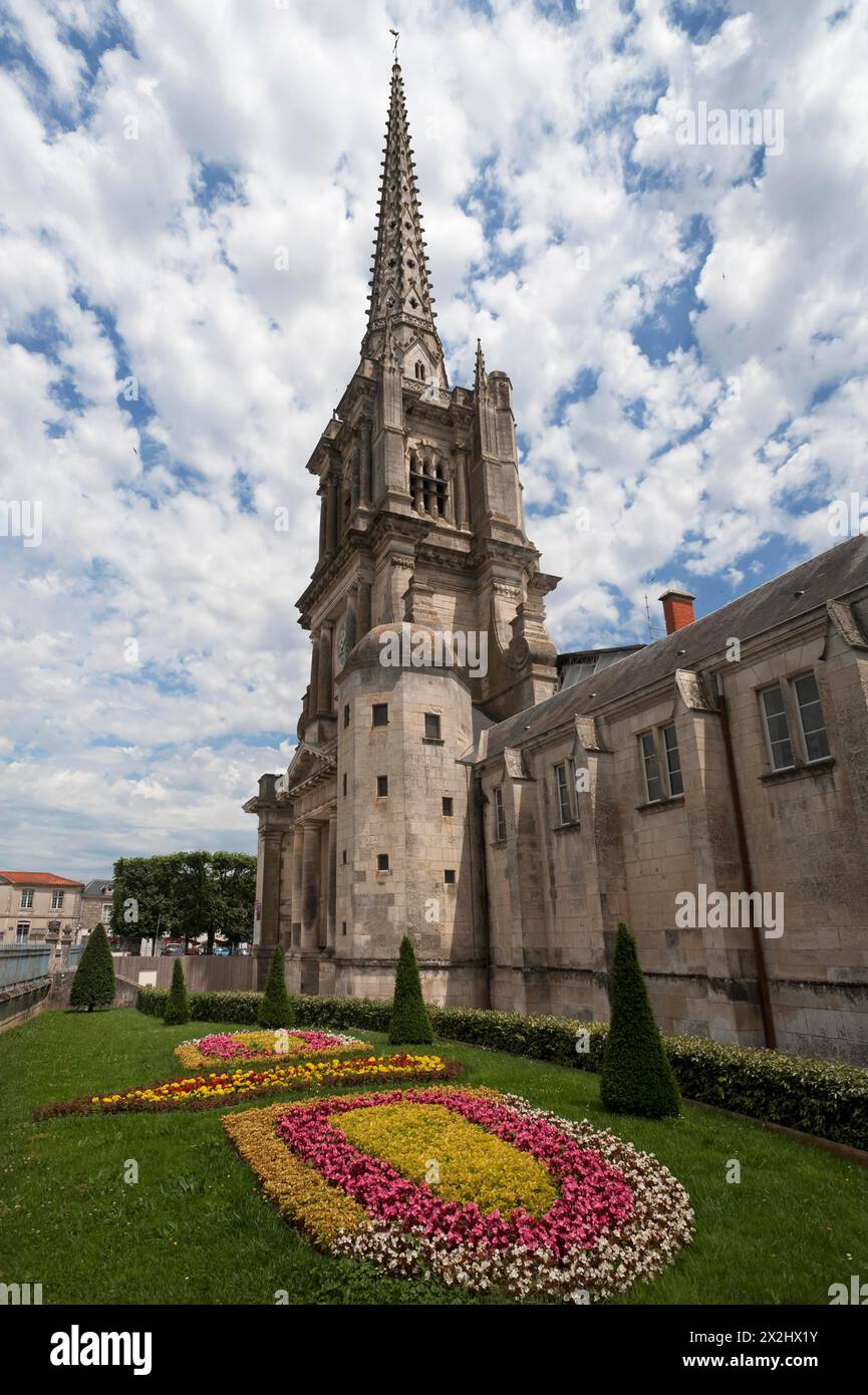 Cathédrale notre Dame de l'Assomption, avec tour du 19ème siècle, Lucon, Vendée, France Banque D'Images