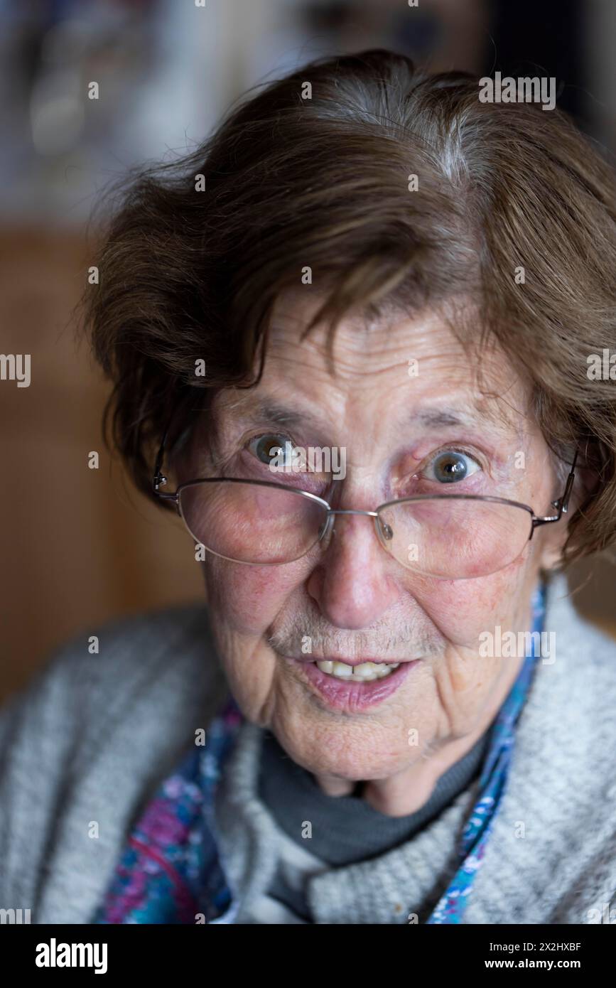 Portrait d'une personne âgée avec un regard questionnant, Cologne, Rhénanie du Nord-Westphalie, Allemagne Banque D'Images