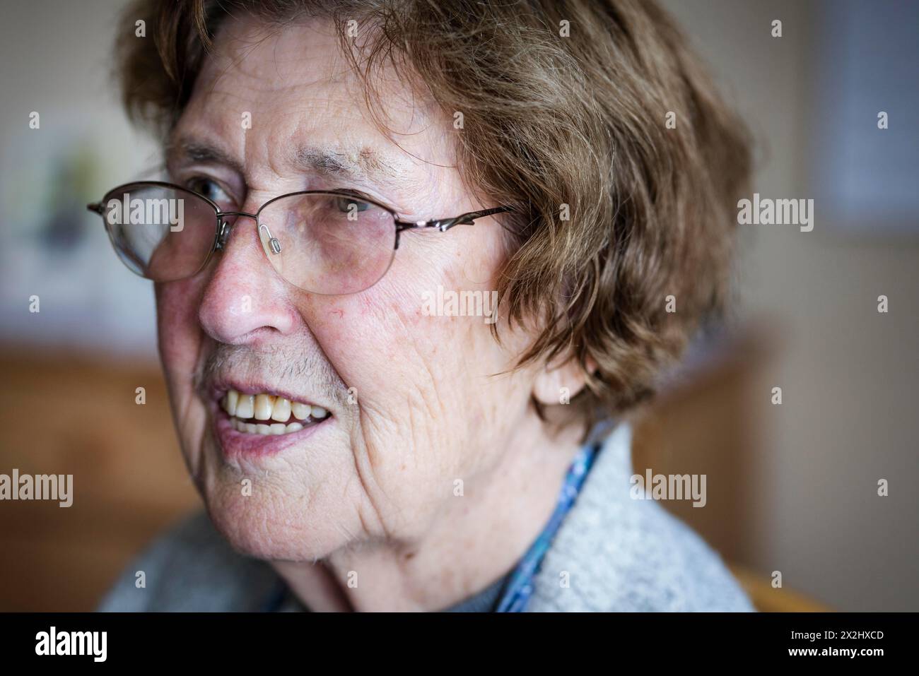 Portrait d'une personne âgée dans son salon, Cologne, Rhénanie du Nord-Westphalie, Allemagne Banque D'Images