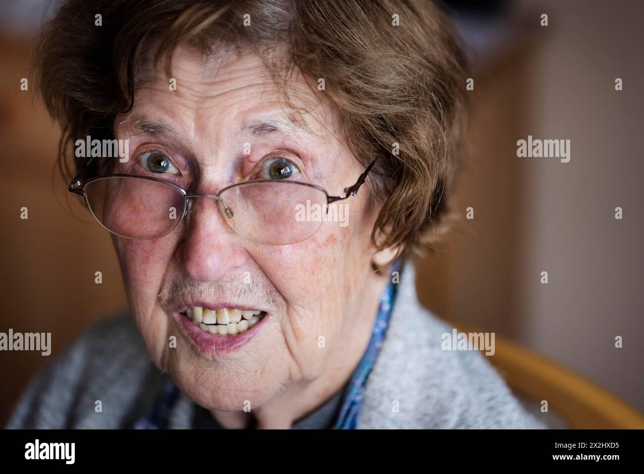 Portrait d'une personne âgée effrayée, gros plan, Cologne, Rhénanie du Nord-Westphalie, Allemagne Banque D'Images