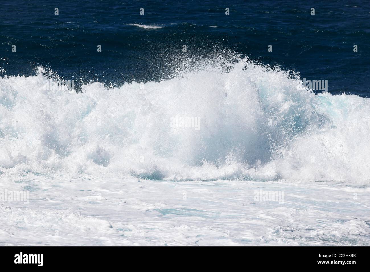 Surf rugissant, vagues, vagues de surf, surf de mer, spray, océan Atlantique, Agaete, Grande Canarie, Îles Canaries, Espagne Banque D'Images