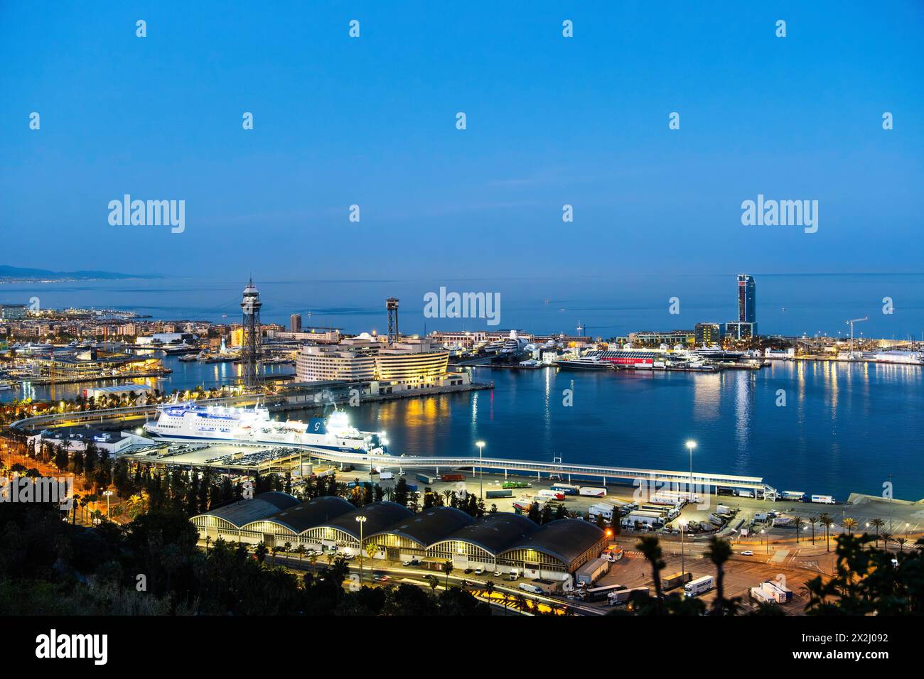 Vue sur le vieux port et la ville de Barcelone la nuit, Barcelone, Espagne Banque D'Images