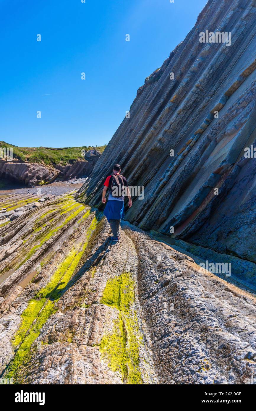 Un randonneur mâle visitant le géoparc Flysch de la Côte Basque à Zumaia, Gipuzkoa Banque D'Images