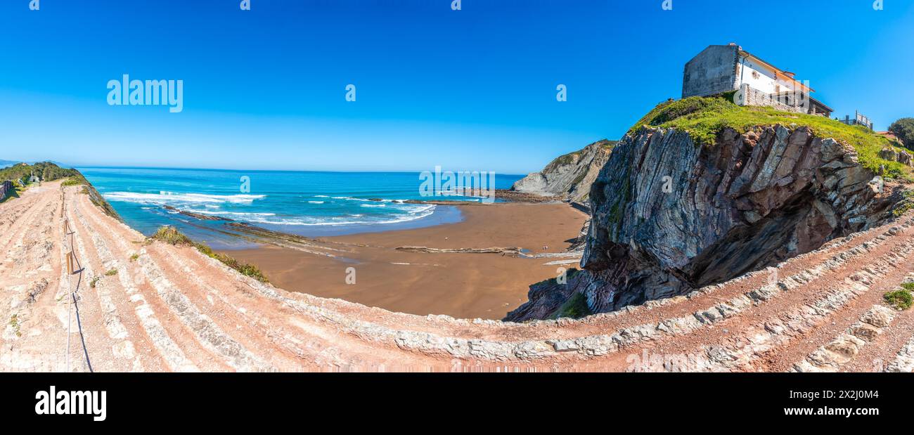 Vue panoramique sur la plage d'Itzurun dans le géoparc Flysch de la Côte Basque à Zumaia, Gipuzkoa Banque D'Images