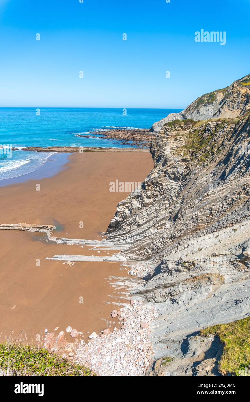 Itzurun plage sans personnes dans le géoparc Flysch de la Côte Basque à Zumaia, Gipuzkoa Banque D'Images