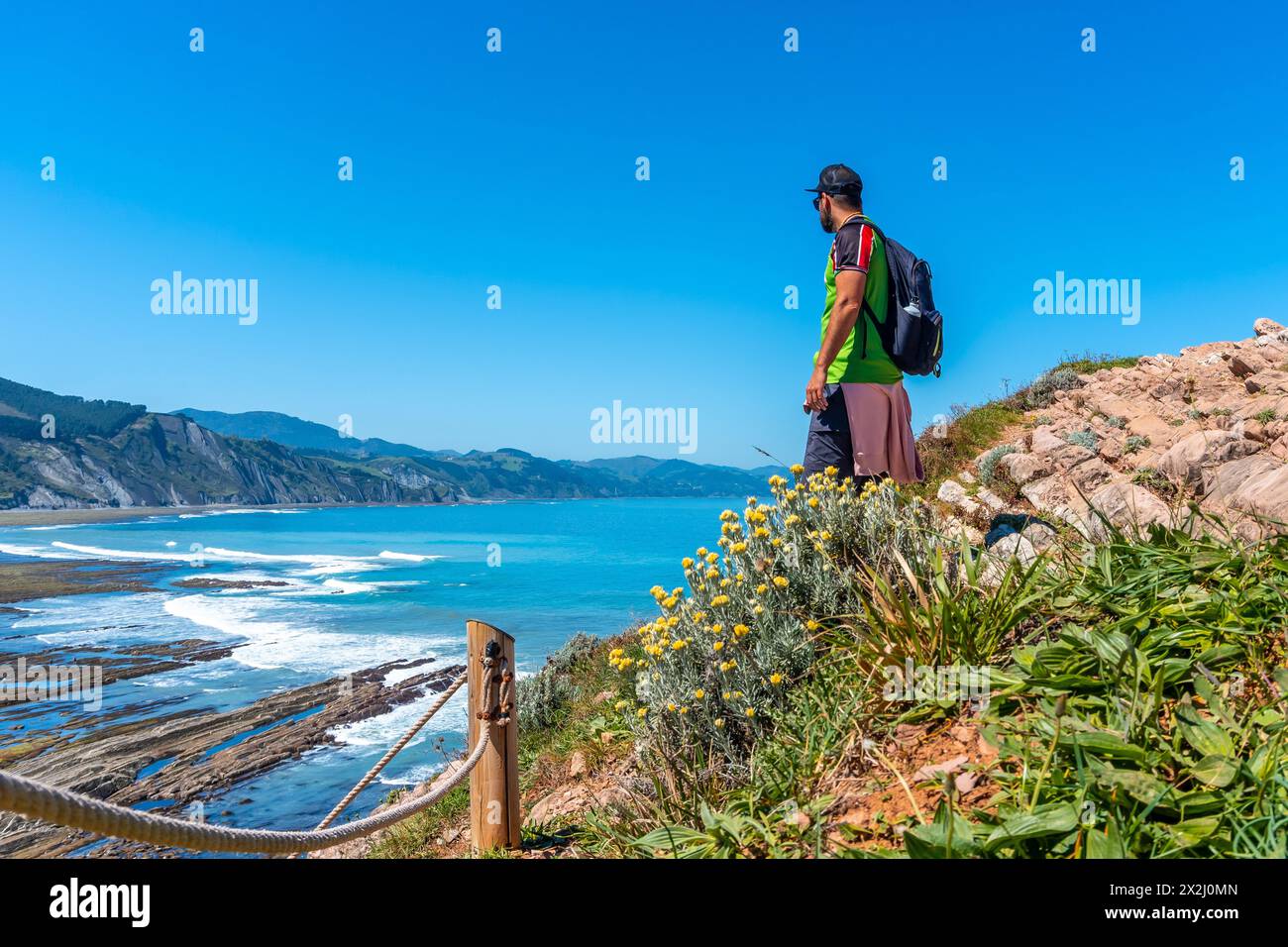 Un randonneur mâle dans la crique d'Algorri sur la côte dans le flysch de Zumaia, Gipuzkoa. Pays Basque Banque D'Images
