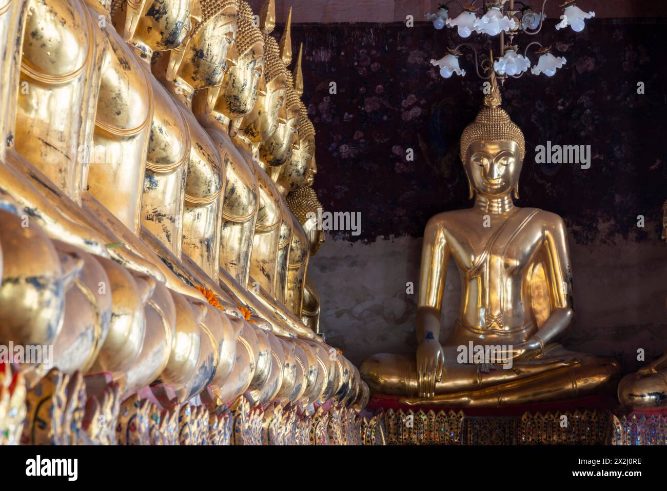 Statues de Bouddha dorées, Bhumispara-mudra, Bouddha Gautama au moment des lumières, Wat Suthat Thepwararam, Bangkok, Thaïlande Banque D'Images