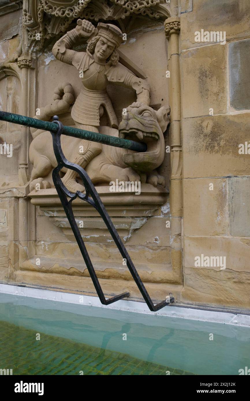 Motif de tueur de dragon sur la fontaine de poisson, dragon, épée, fontaine, fontaine de marché, vieille ville, place du marché, Schwaebisch Hall, Hohenlohe Banque D'Images